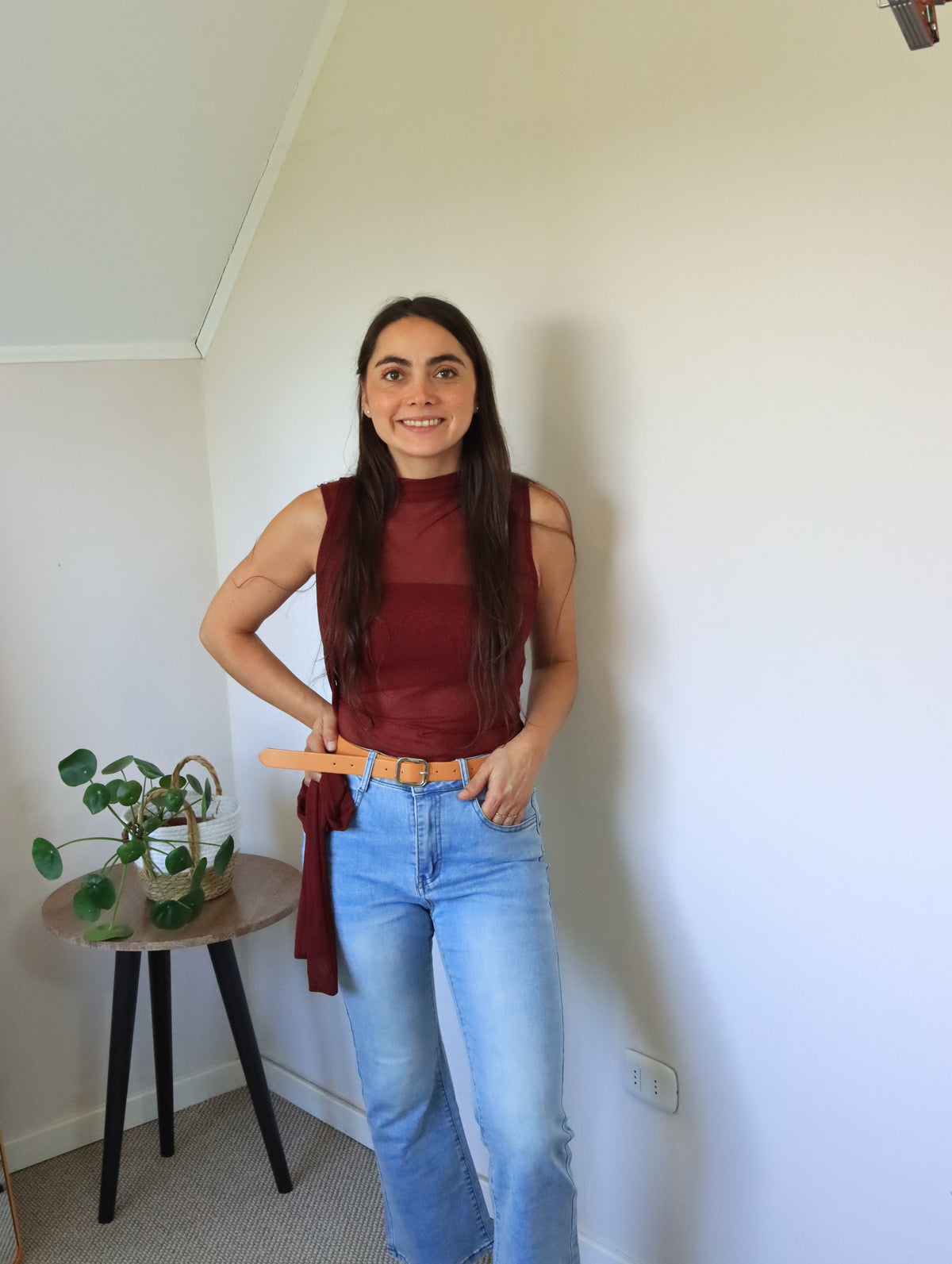 Blusa Consuelo burdeos con la cinta larga al frente y cinturón