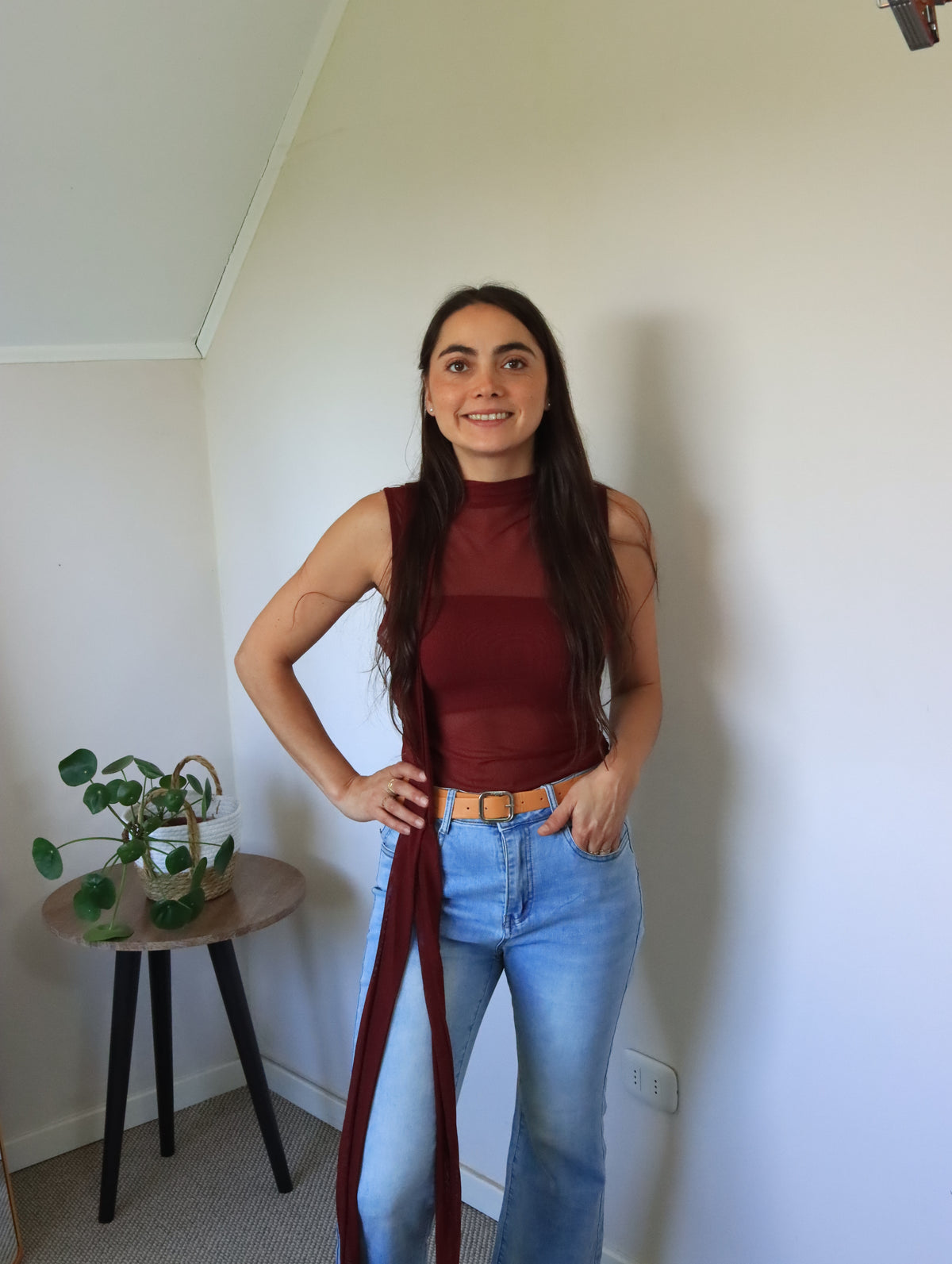 Blusa Consuelo burdeos con la cinta cayendo sobre el costado