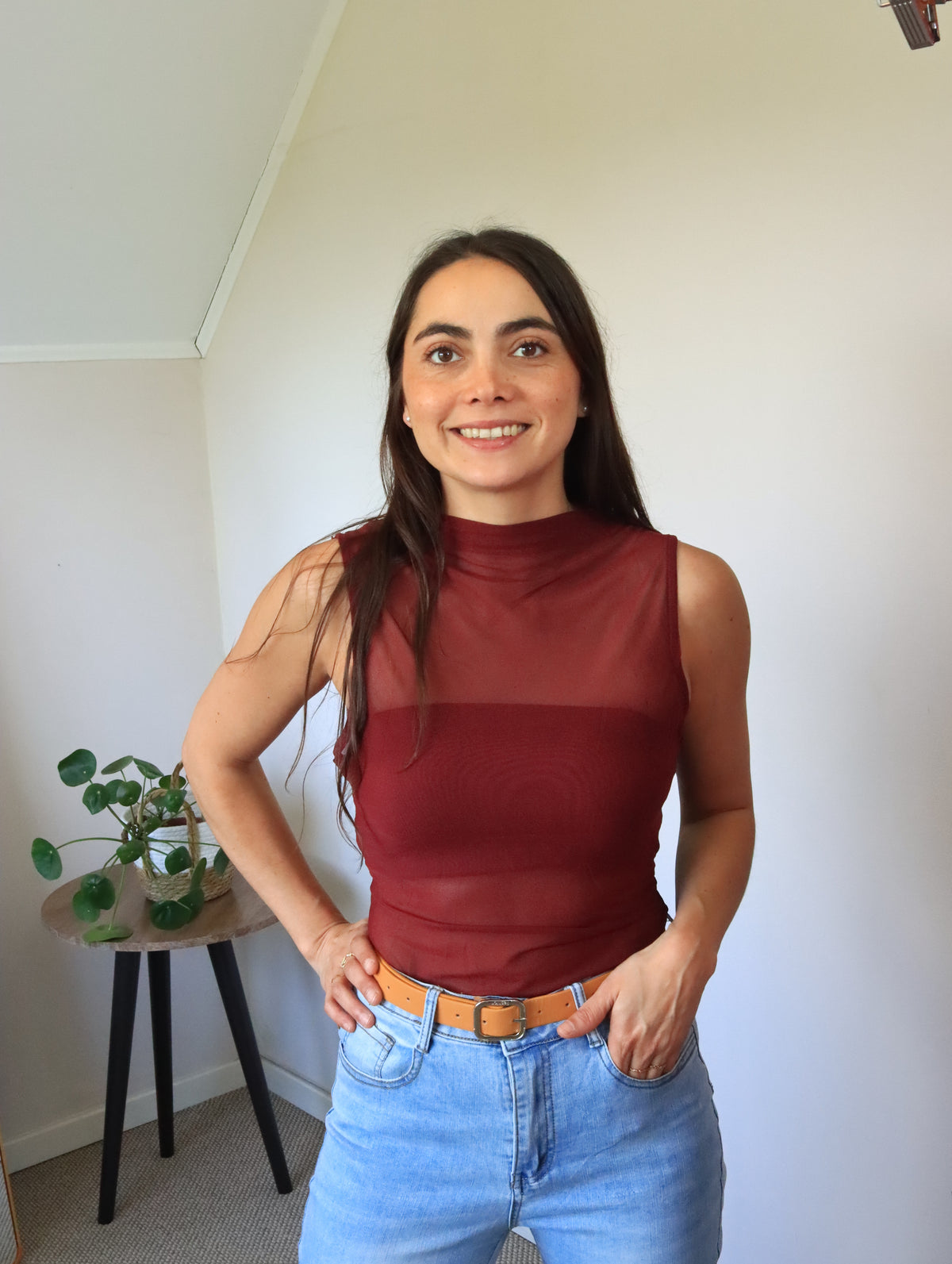 Blusa Consuelo burdeos, vista frontal del cuello drapeado