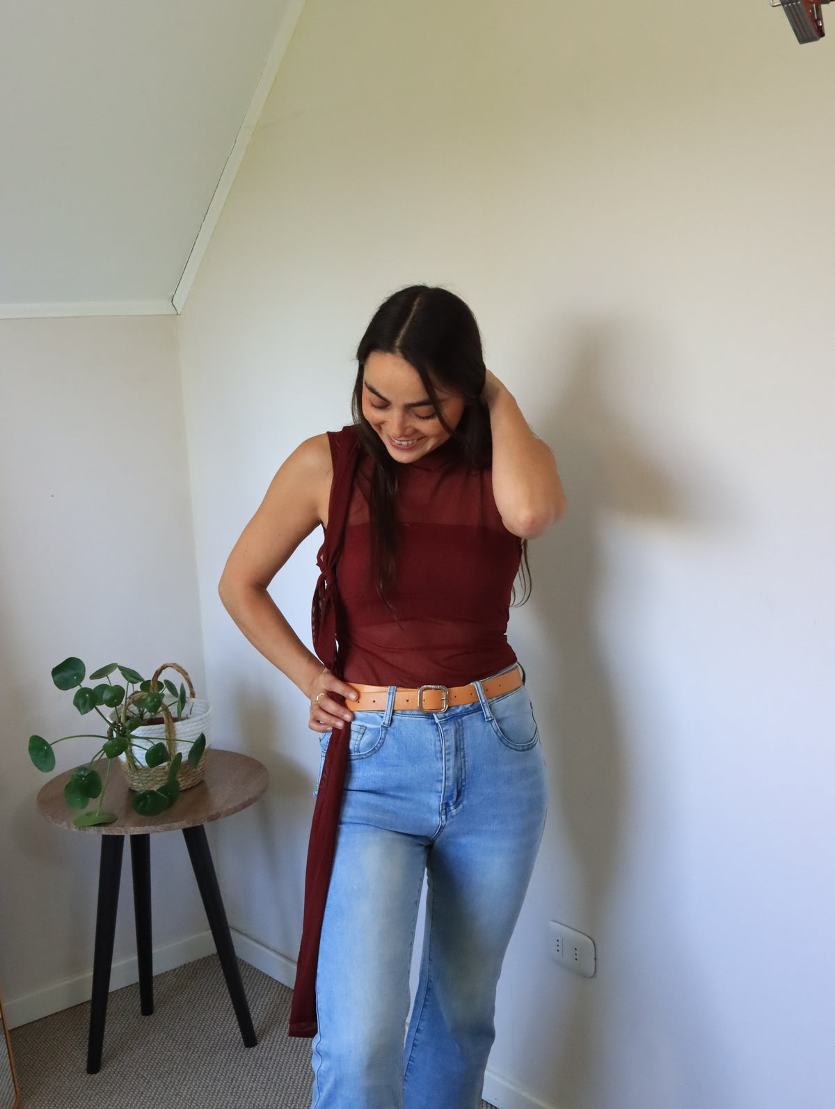 Blusa Consuelo burdeos con la cinta larga suelta, de medio cuerpo