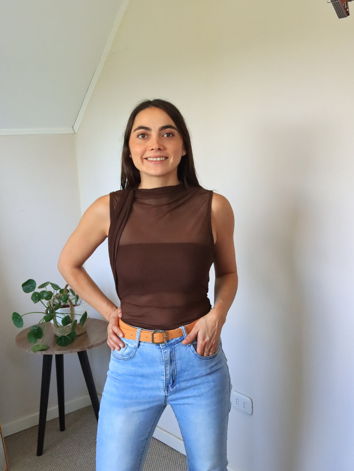Blusa Consuelo marrón sin mangas con cuello drapeado, vista frontal