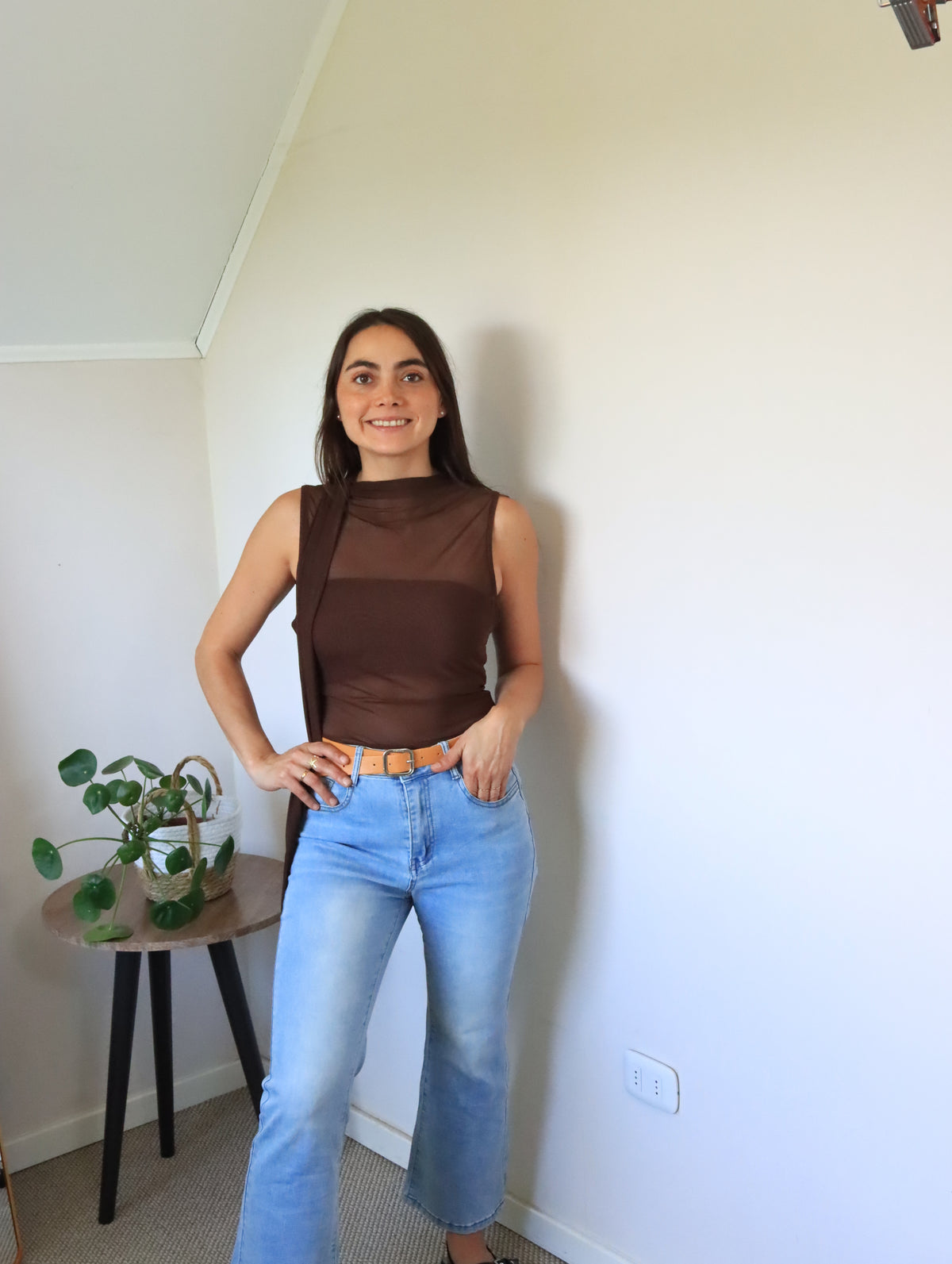Blusa Consuelo marrón, de cuerpo entero con jeans y cinturón
