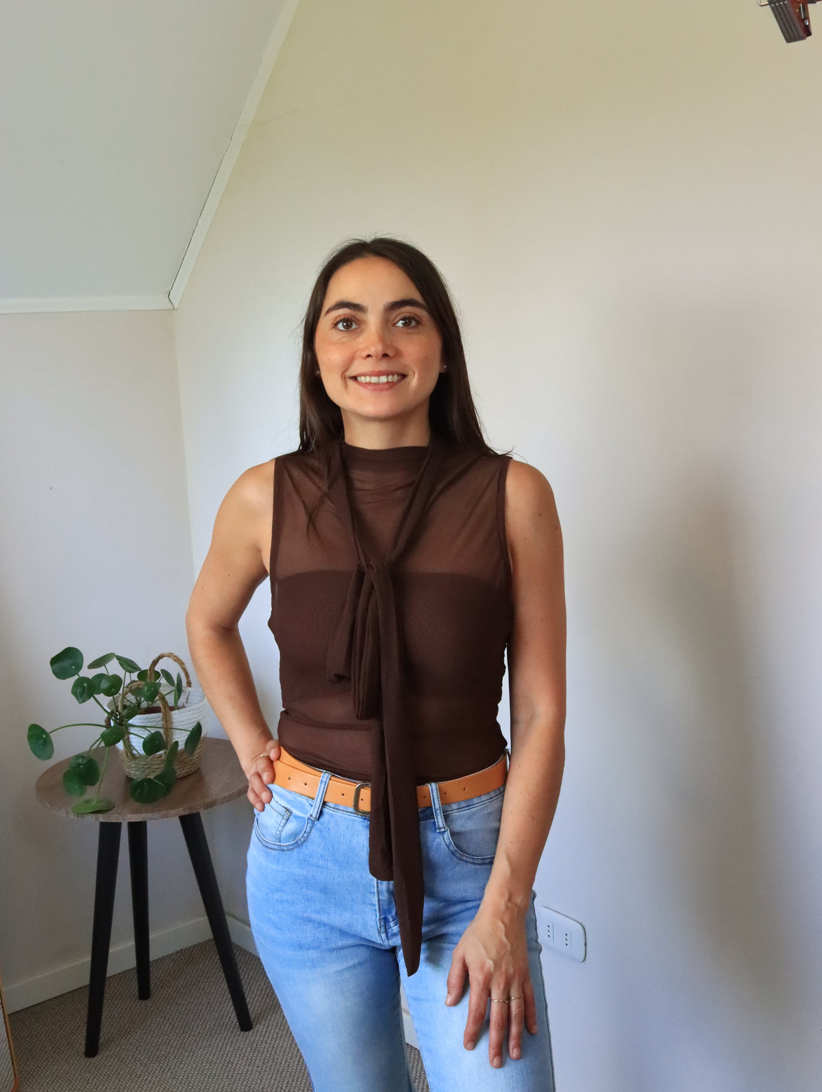 Blusa Consuelo marrón con la cinta anudada al cuello