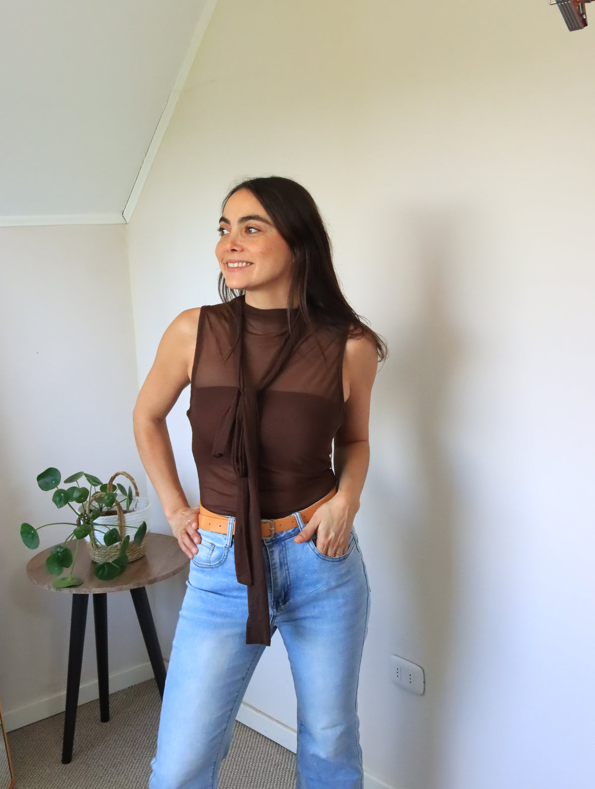 Blusa Consuelo marrón con cinta anudada, de cuerpo entero