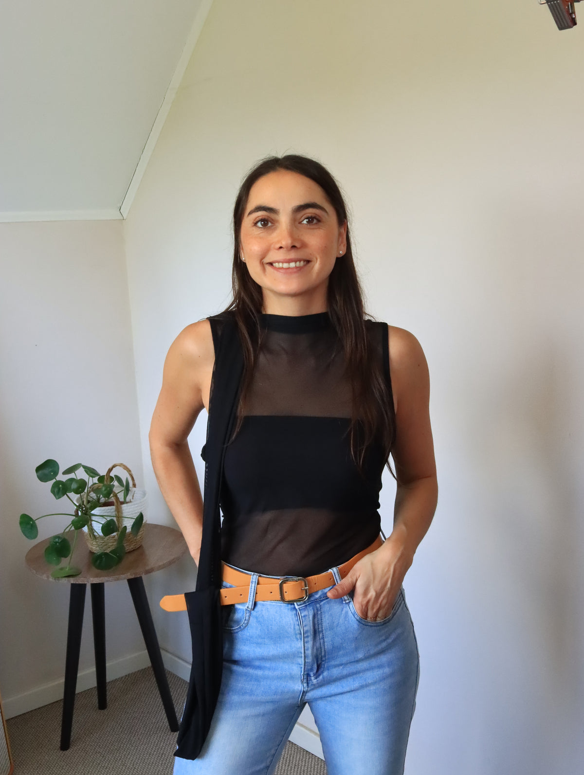 Blusa Consuelo negra sin mangas con cuello drapeado y transparencia, vista frontal