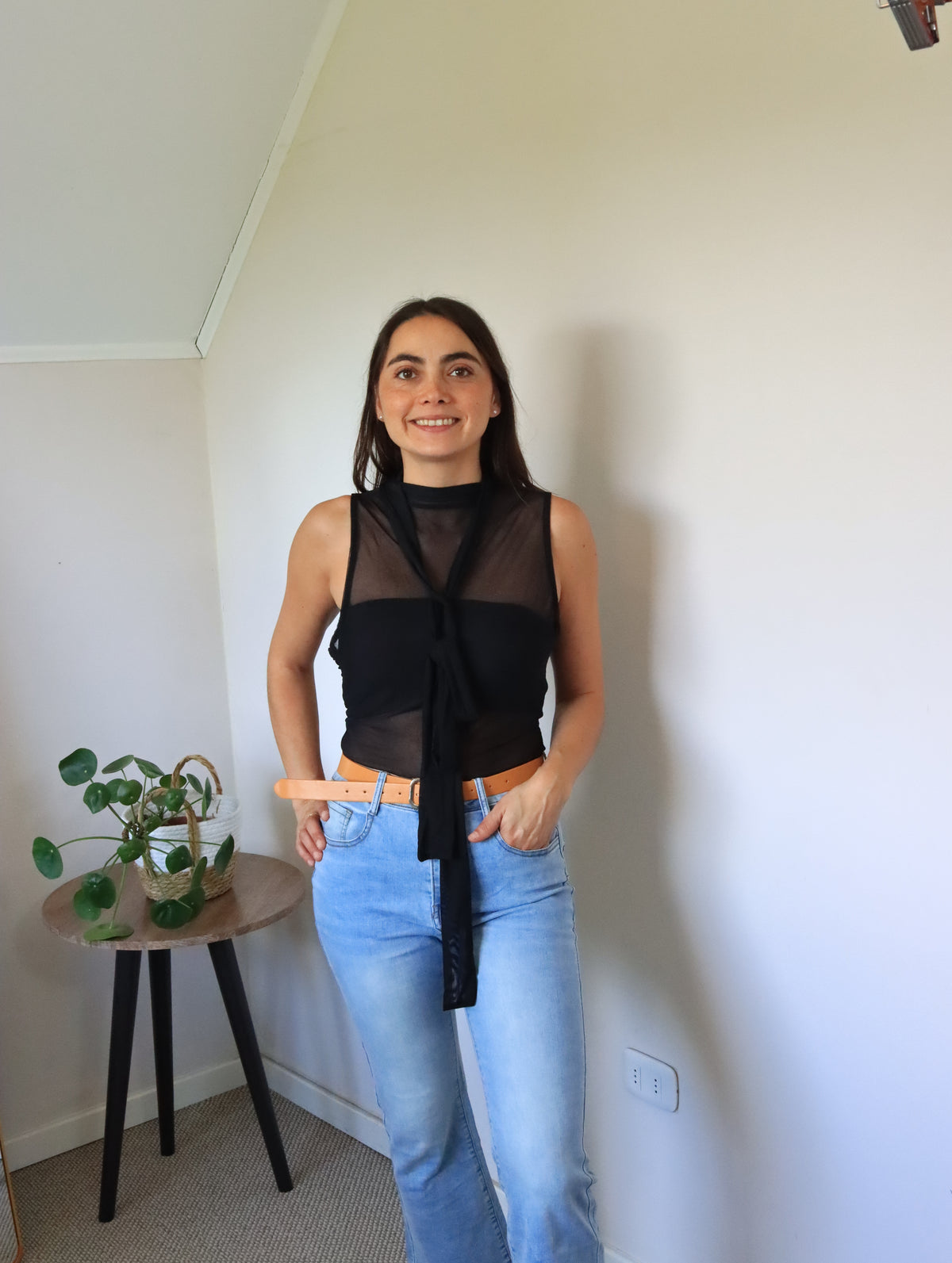 Blusa Consuelo negra con la cinta anudada al cuello