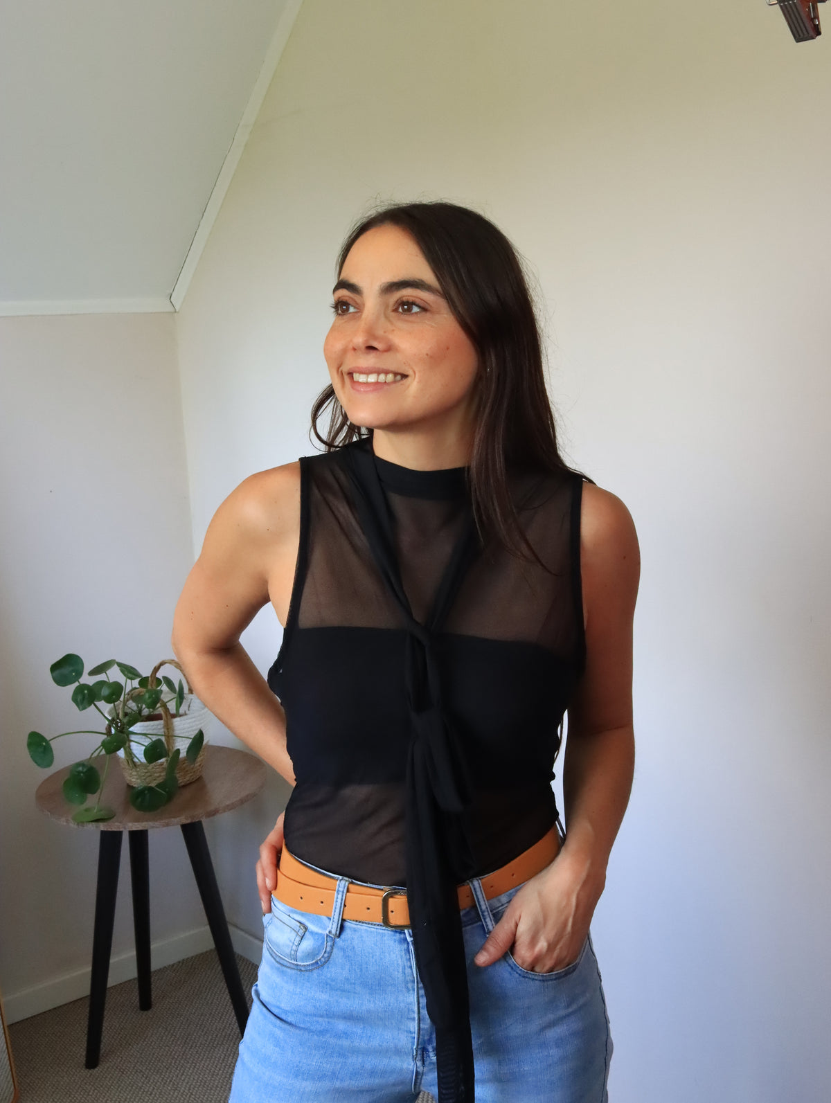 Blusa Consuelo negra, medio cuerpo con la cinta anudada