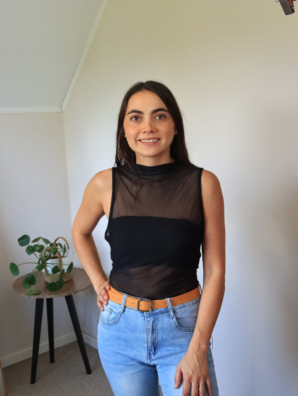 Blusa Consuelo negra, vista frontal con jeans y cinturón