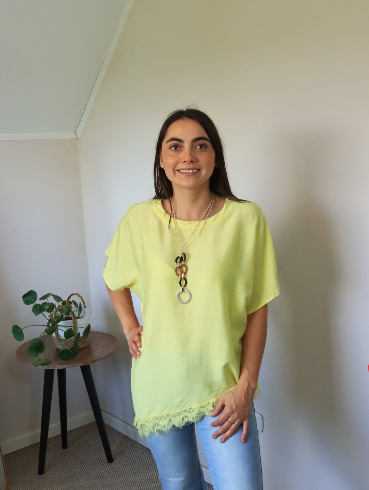 Polera Jana amarilla, detalle del encaje en el ruedo