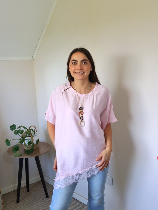 Polera Jana rosa de cuerpo entero con jeans celestes