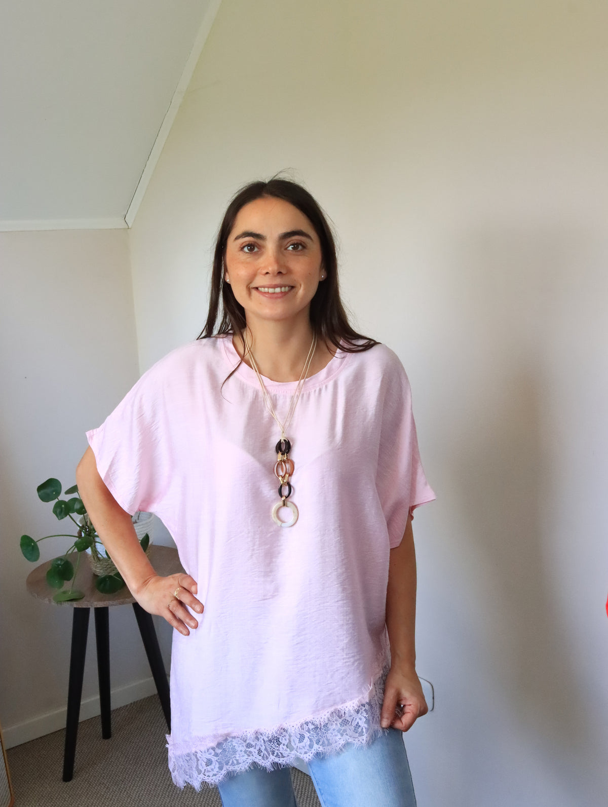 Polera Jana rosa, manga amplia y encaje en el ruedo