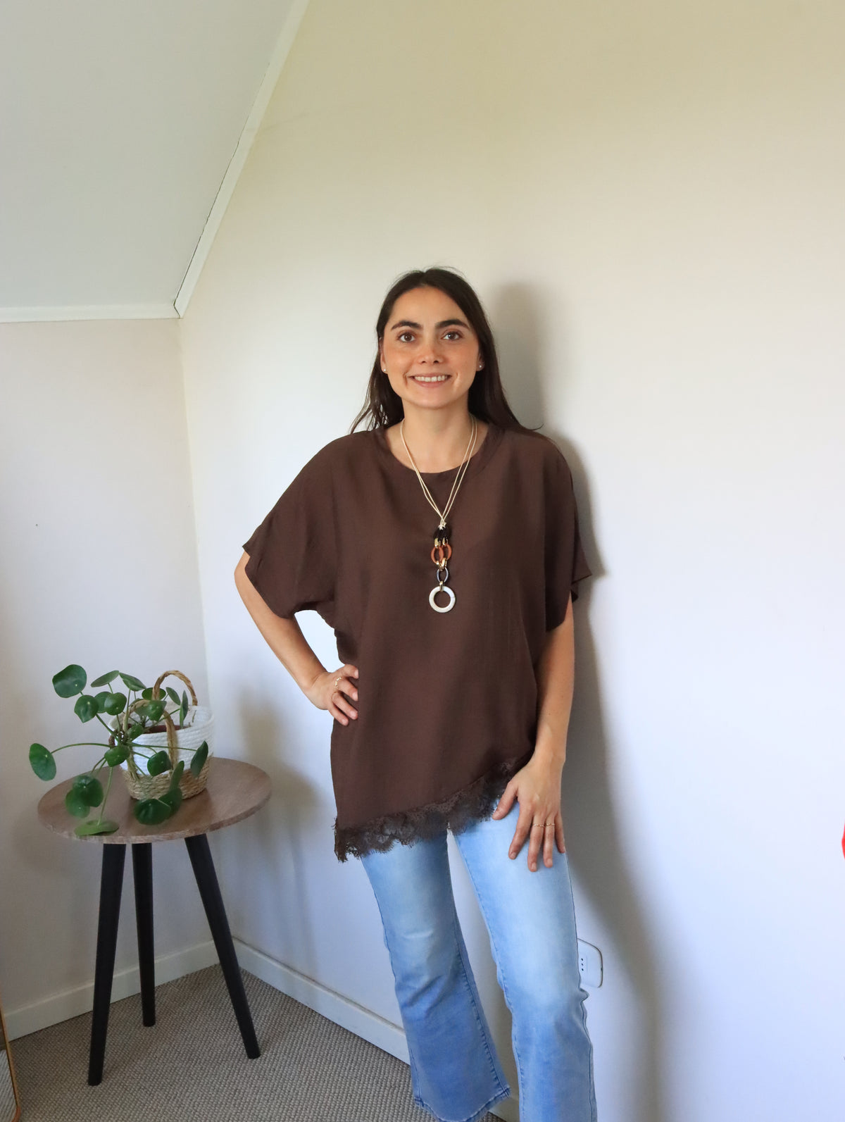 Polera Jana marrón con encaje en el ruedo, de cuerpo entero con jeans
