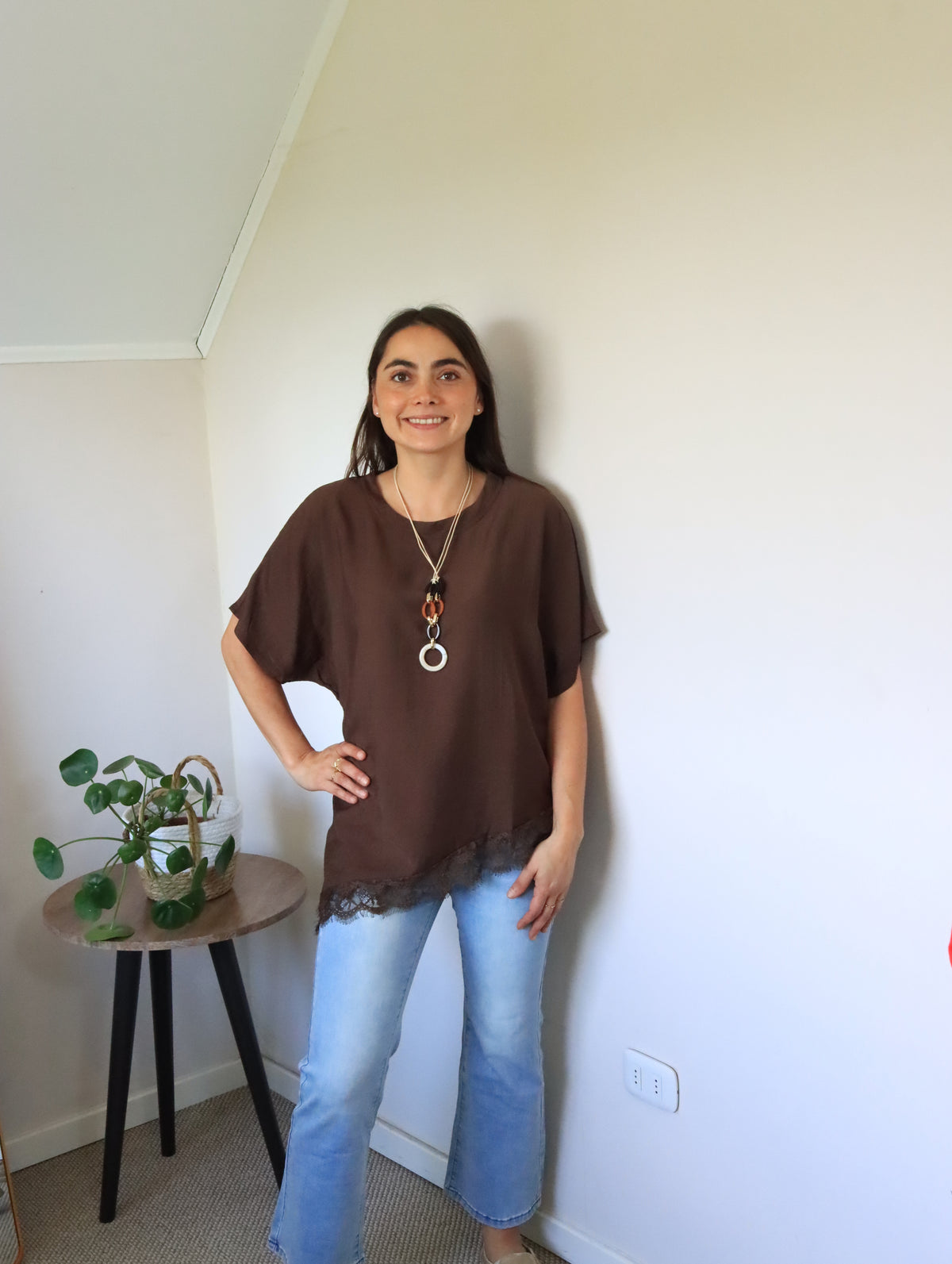 Polera Jana marrón, vista frontal con la mano en la cintura