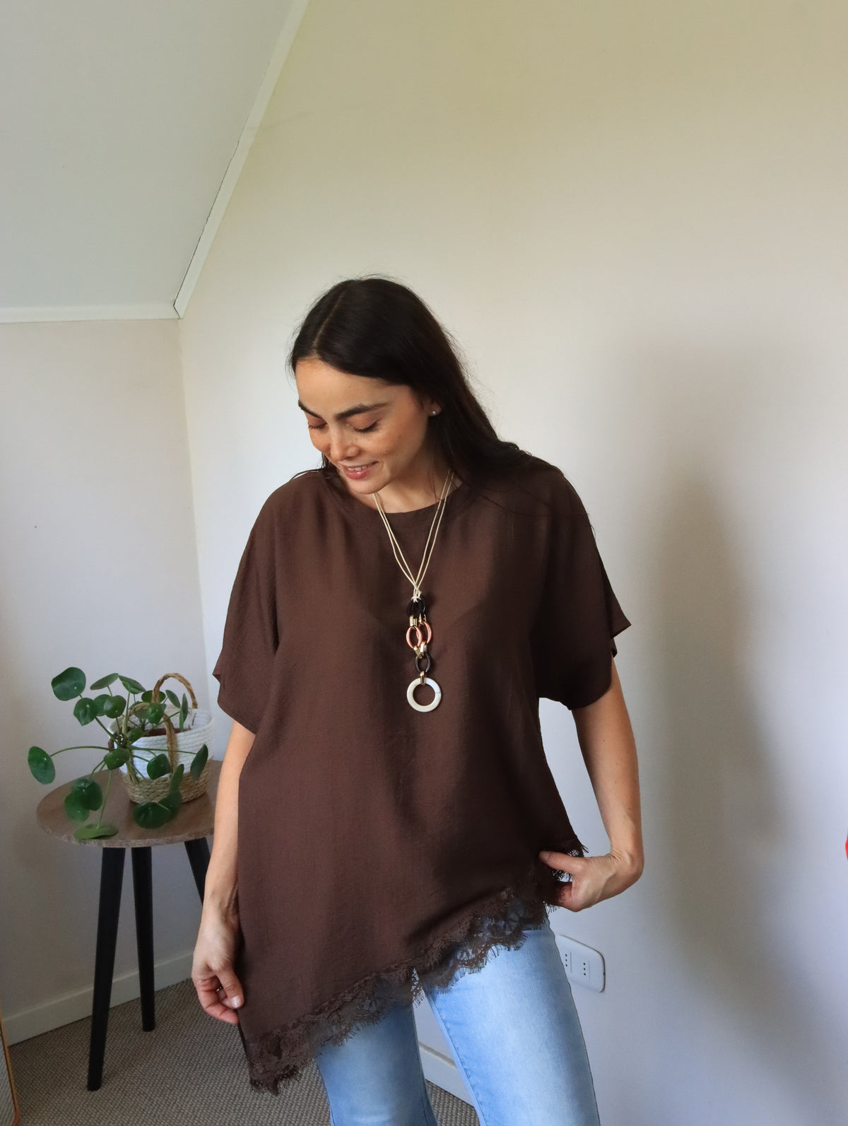 Polera Jana marrón, ruedo asimétrico con encaje