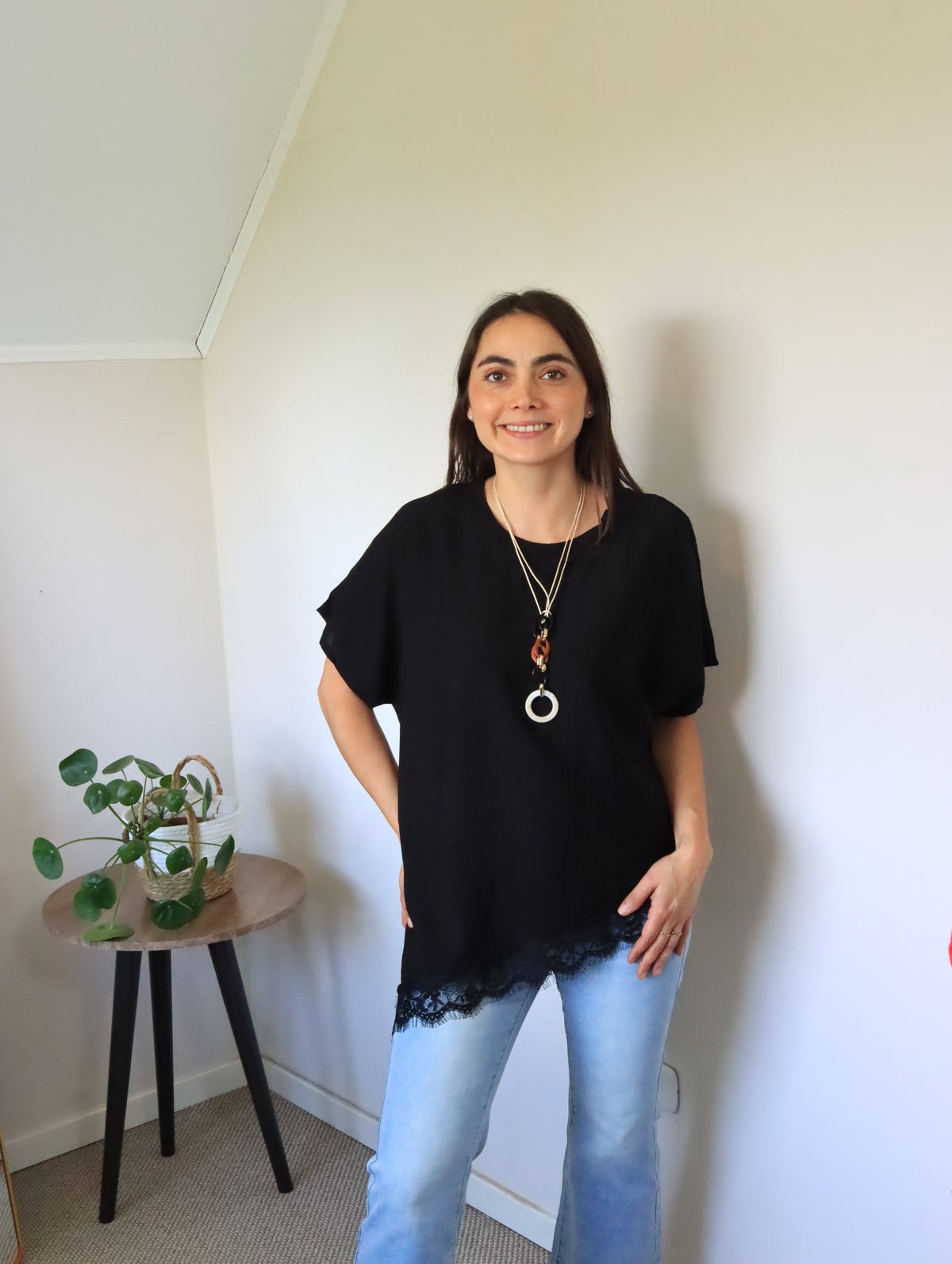 Polera Jana negra, ruedo asimétrico con encaje, vista de cuerpo entero