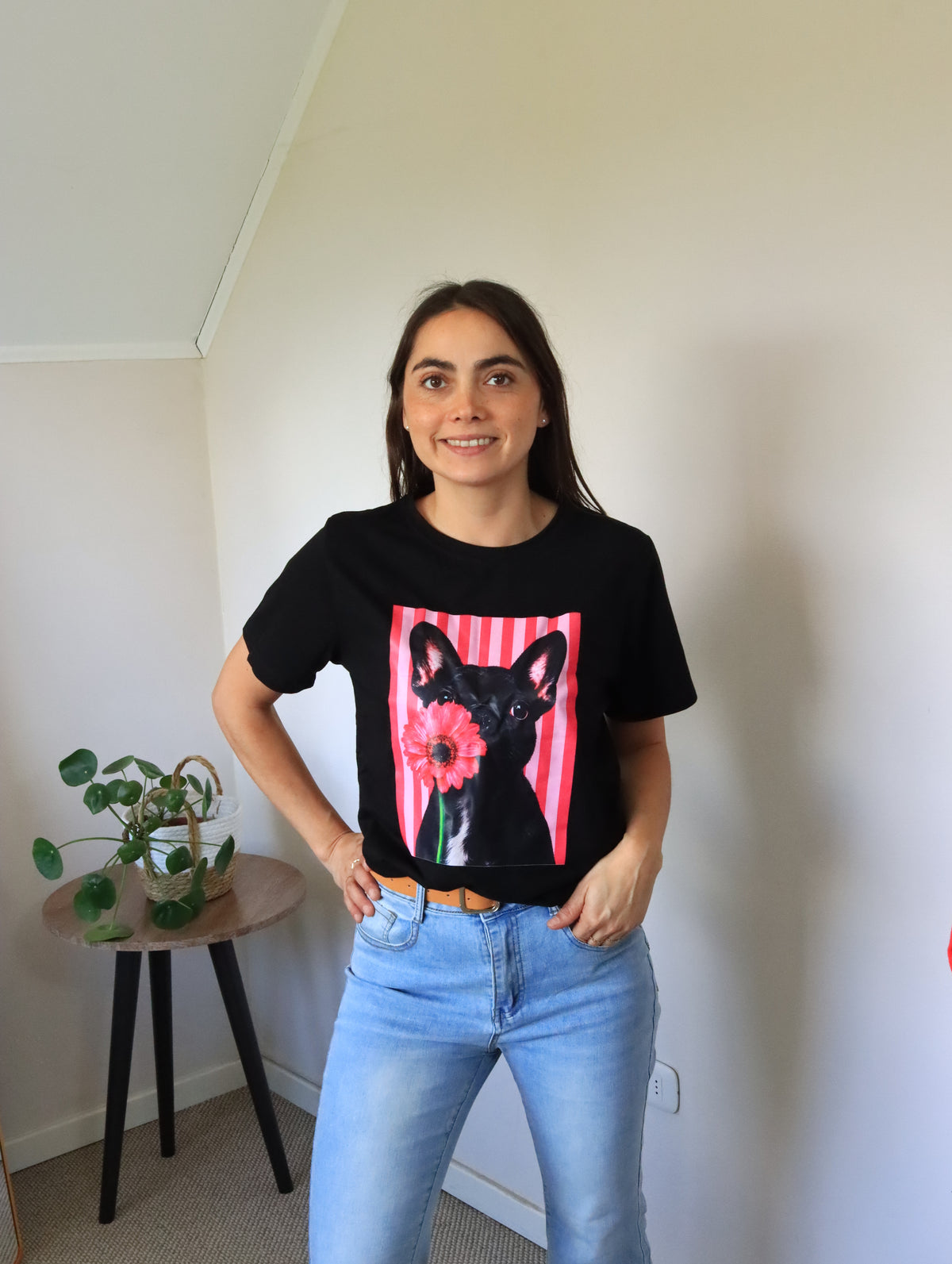 Polera Florencia Andrea negra bulldog con flor, de cuerpo entero con jeans
