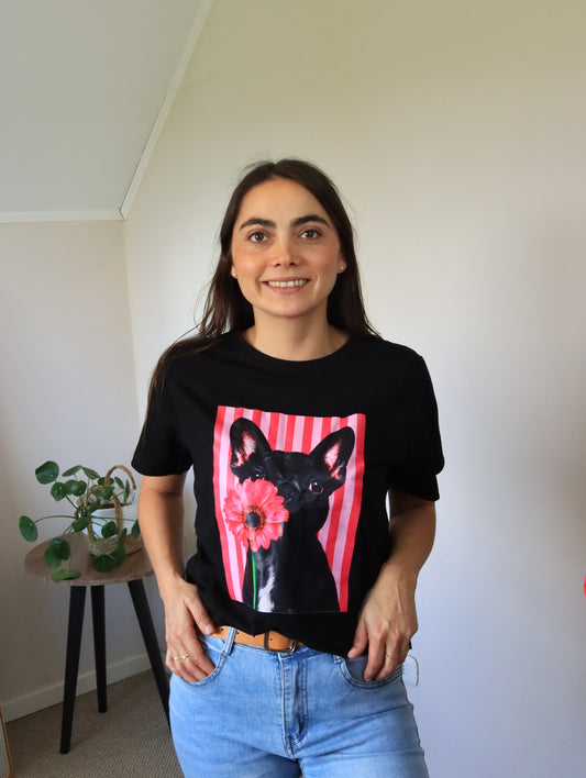 Polera Florencia Andrea negra con estampado de bulldog francés con flor, vista frontal