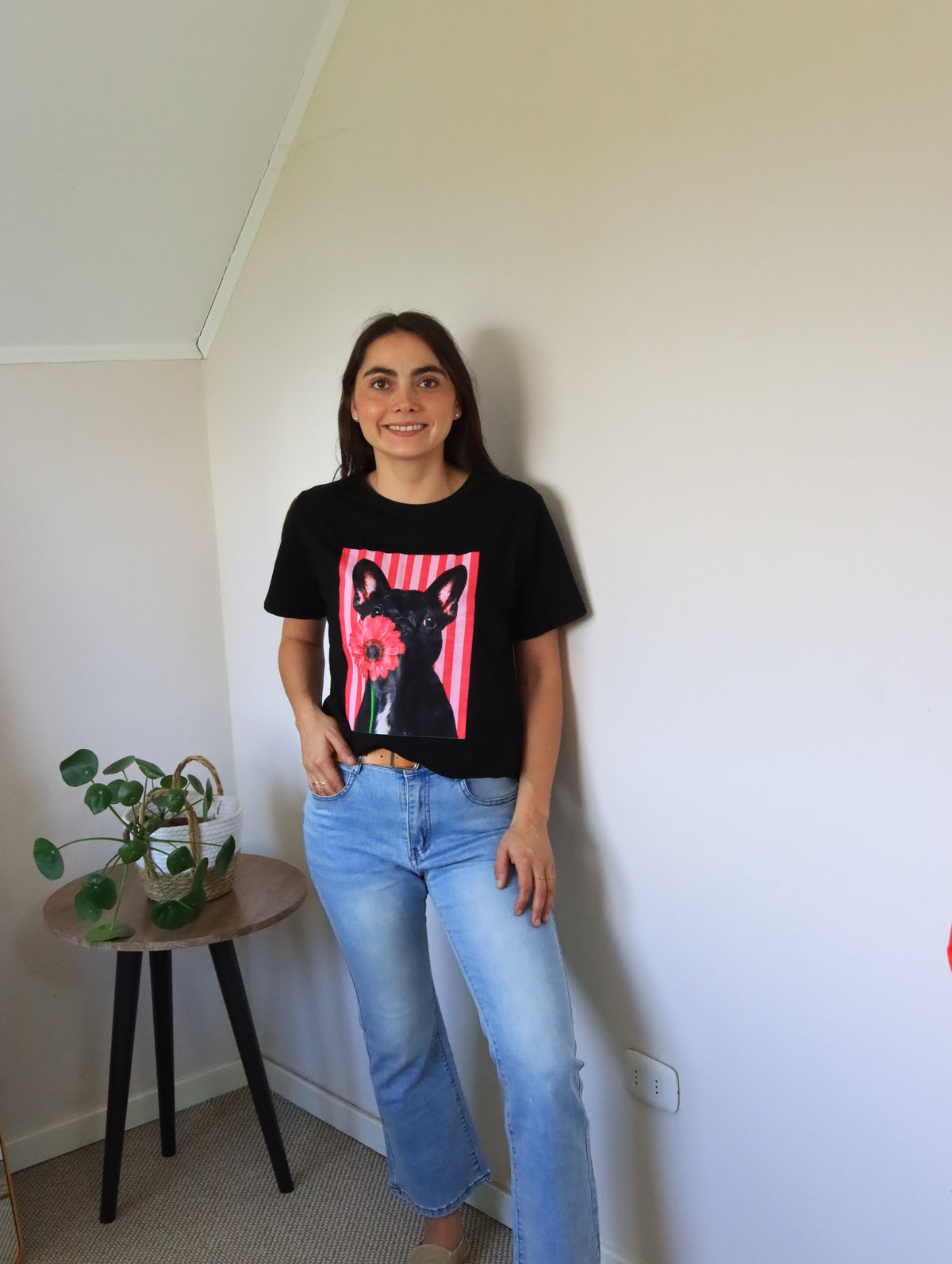 Polera Florencia Andrea negra bulldog con flor, con jeans celestes