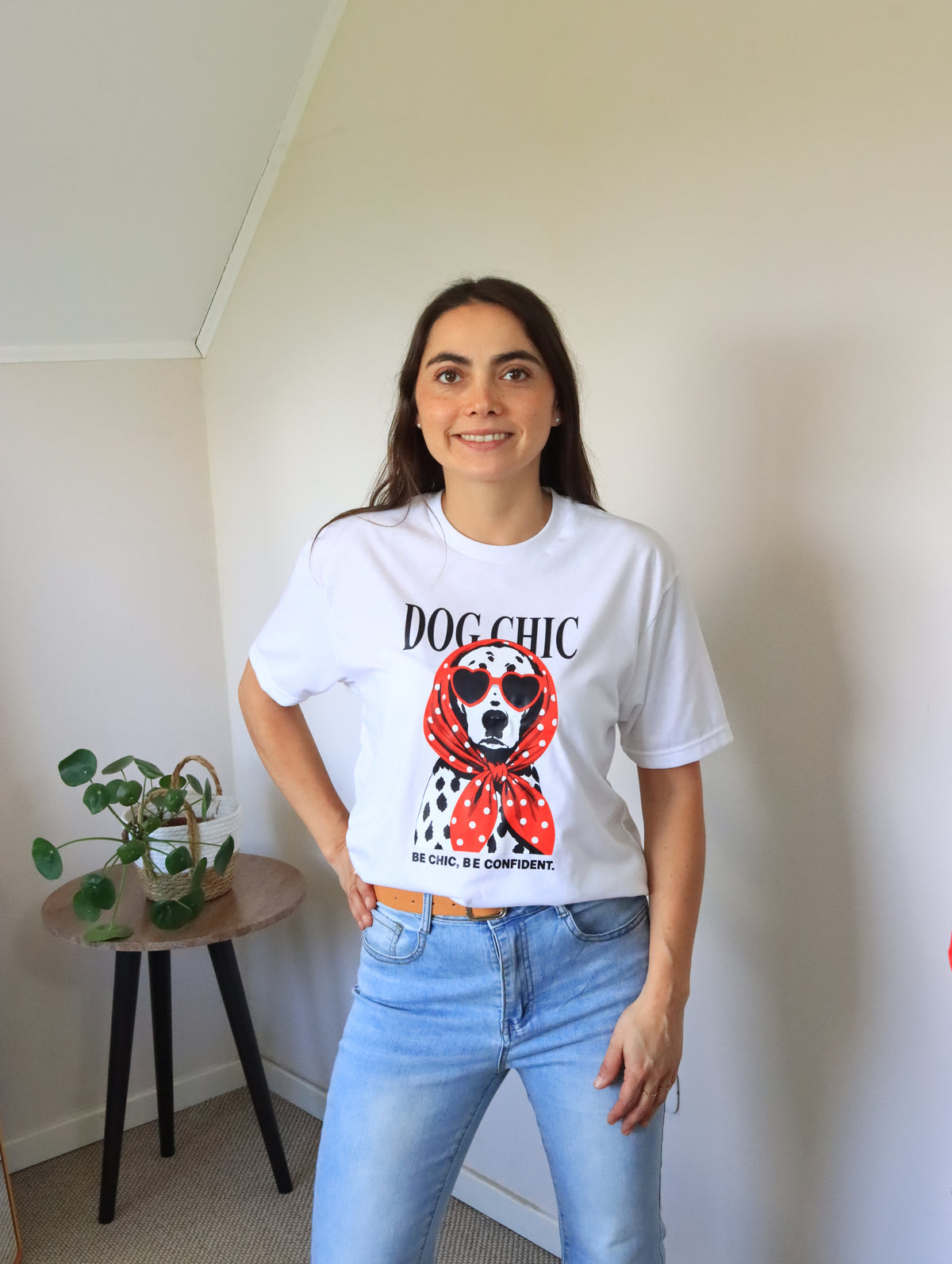 Polera Florencia Andrea blanca Dog Chic con dálmata y pañuelo rojo, de cuerpo entero