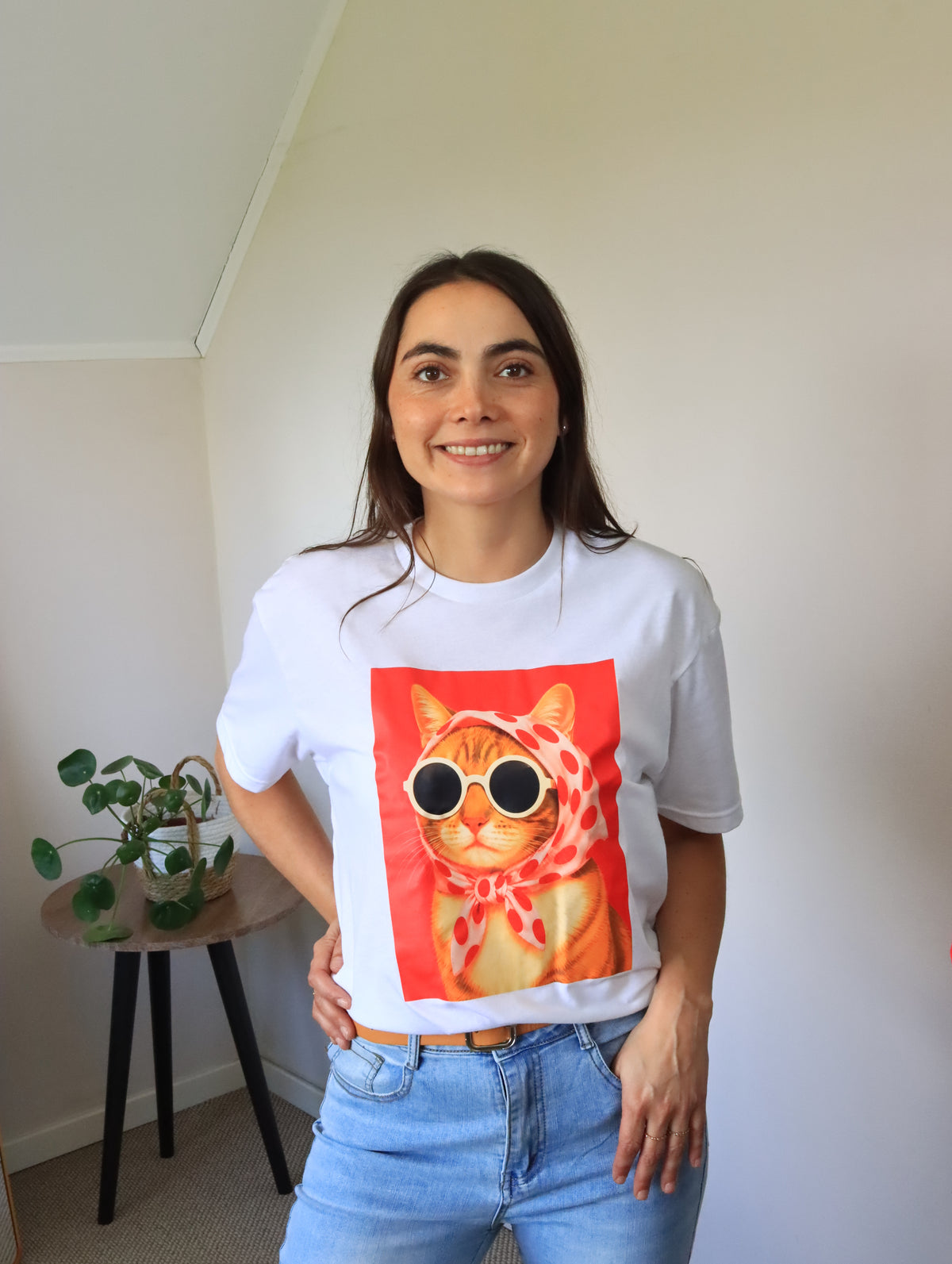 Polera Florencia Andrea blanca con estampado de gato con lentes y pañuelo de lunares