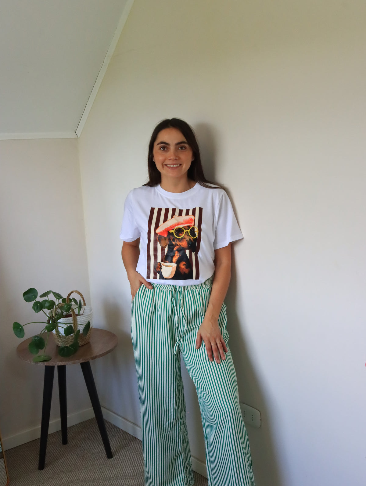 Polera Florencia Andrea salchicha con boina, con pantalón verde a rayas, de frente