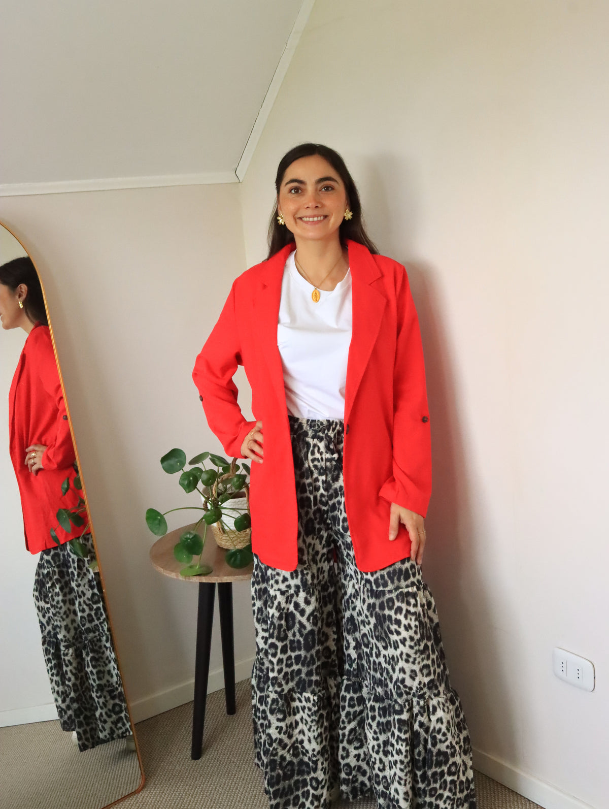 Palazzo Catalina leopardo gris con blazer rojo