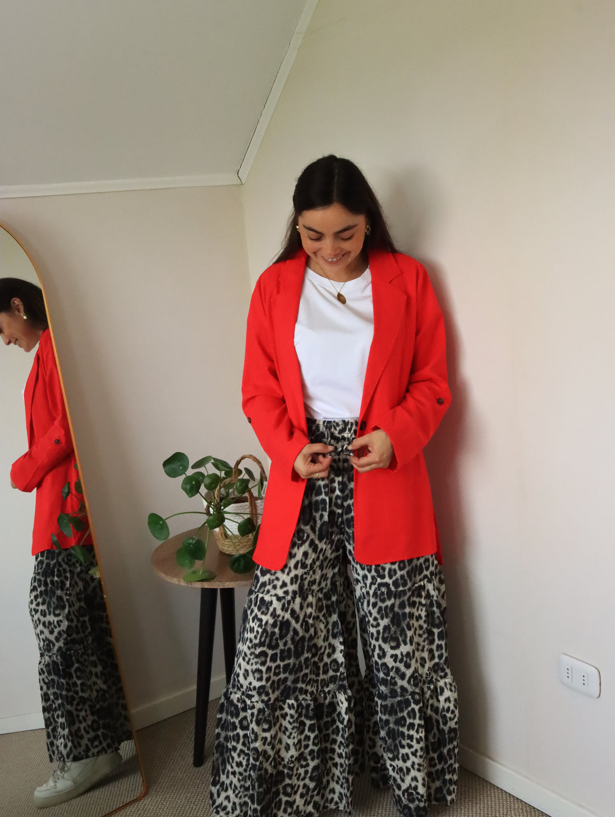 Palazzo Catalina leopardo gris, vuelo en capas con blazer rojo