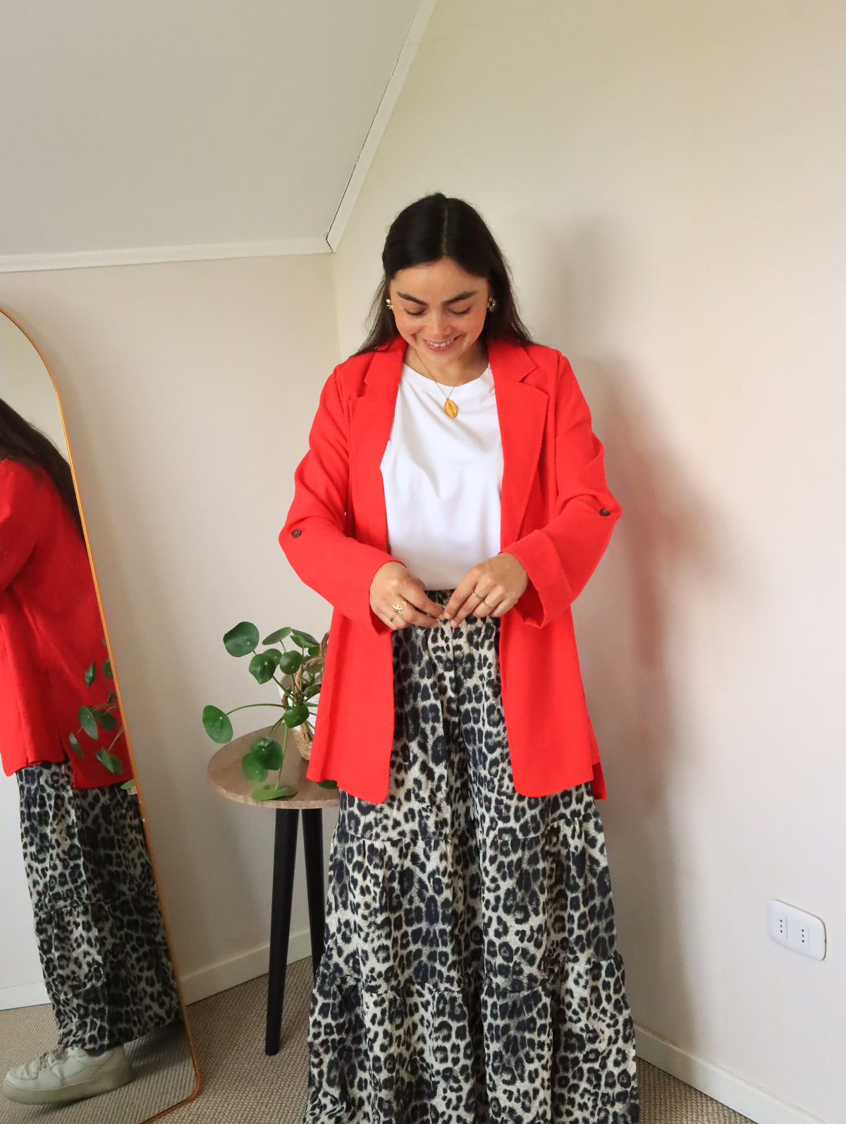 Palazzo Catalina leopardo gris con blazer rojo, de cuerpo entero