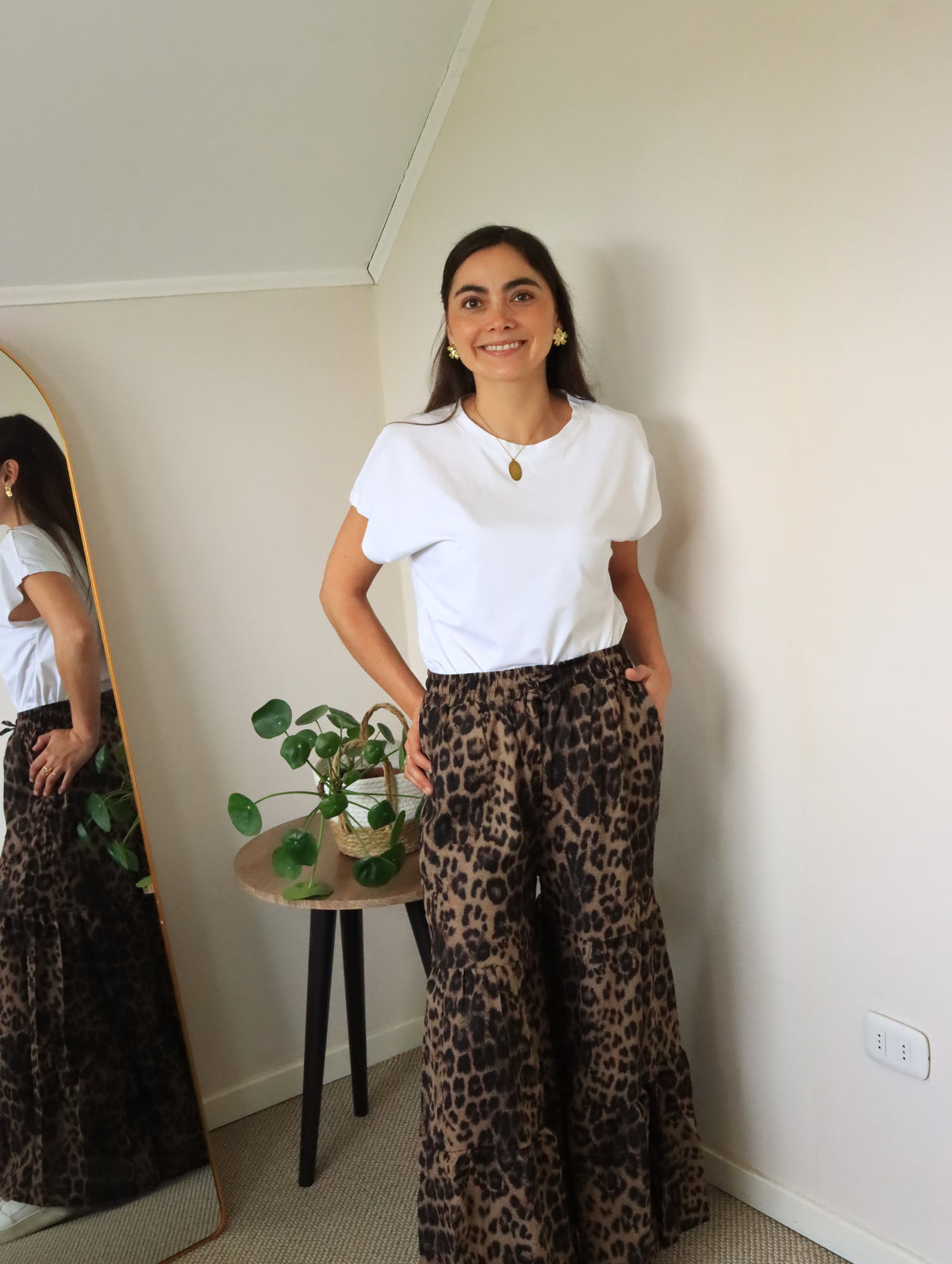 Palazzo Catalina leopardo marrón, de cuerpo entero con polera blanca