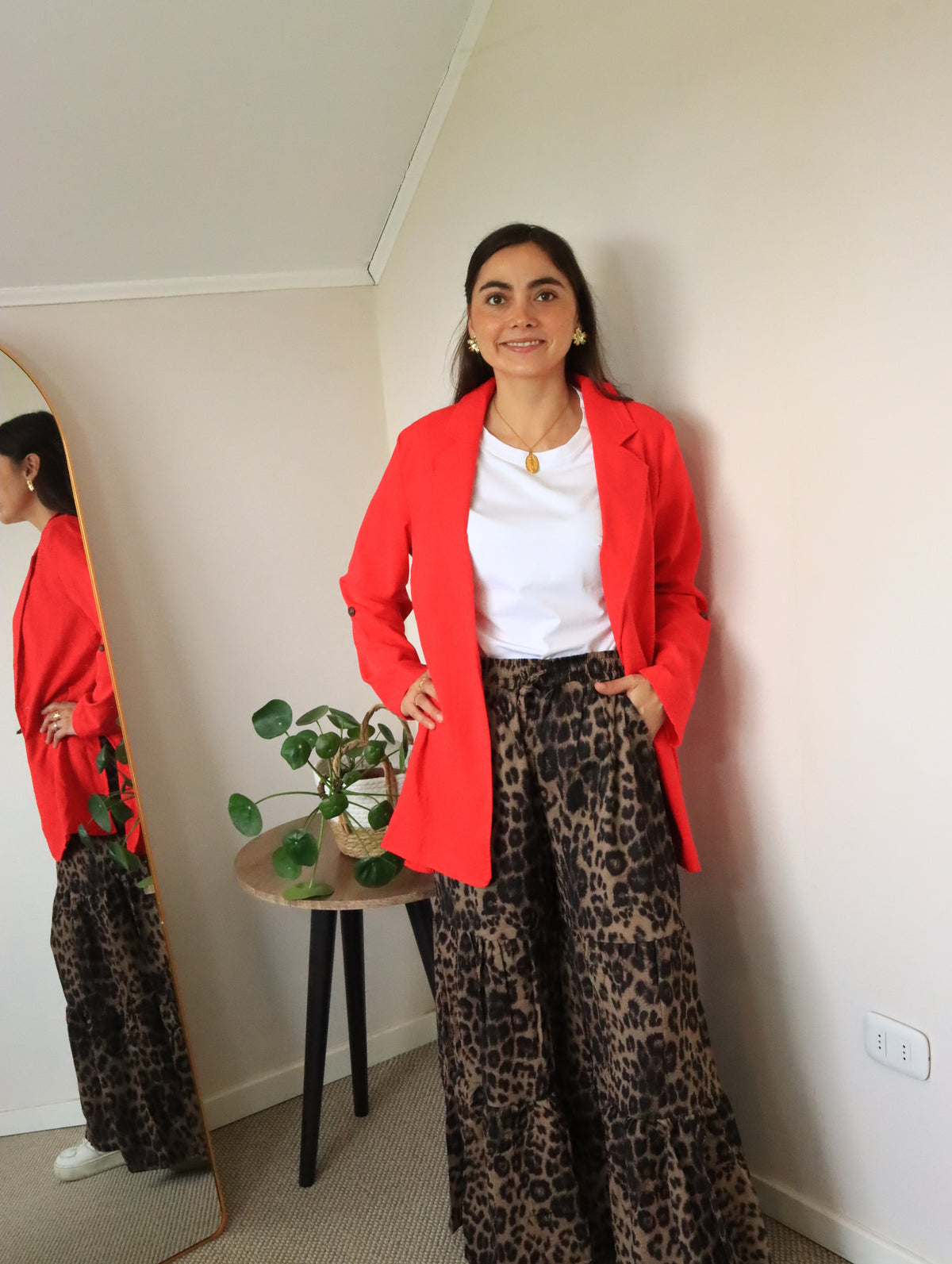 Palazzo Catalina leopardo marrón con blazer rojo