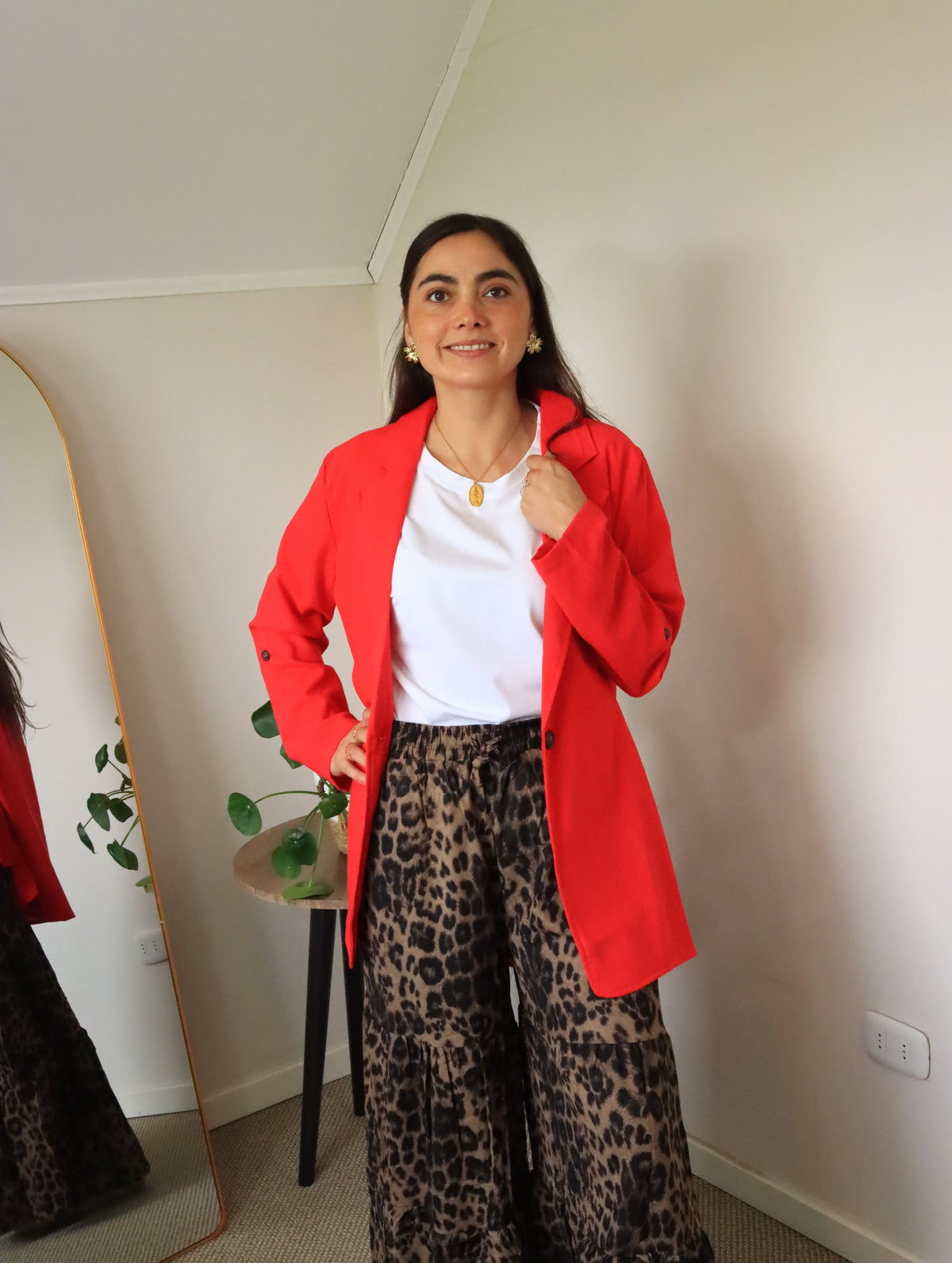 Palazzo Catalina leopardo marrón con blazer rojo abierto