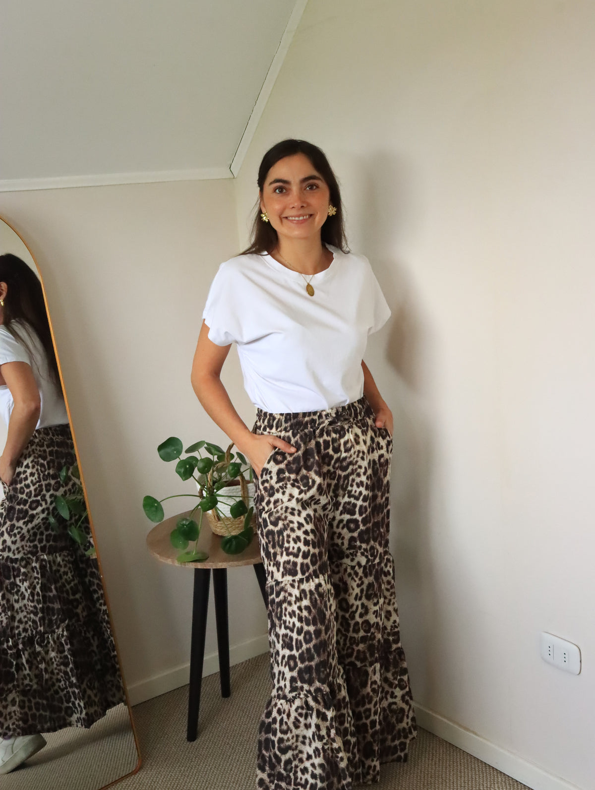 Palazzo Catalina leopardo beige, con la mano en el bolsillo