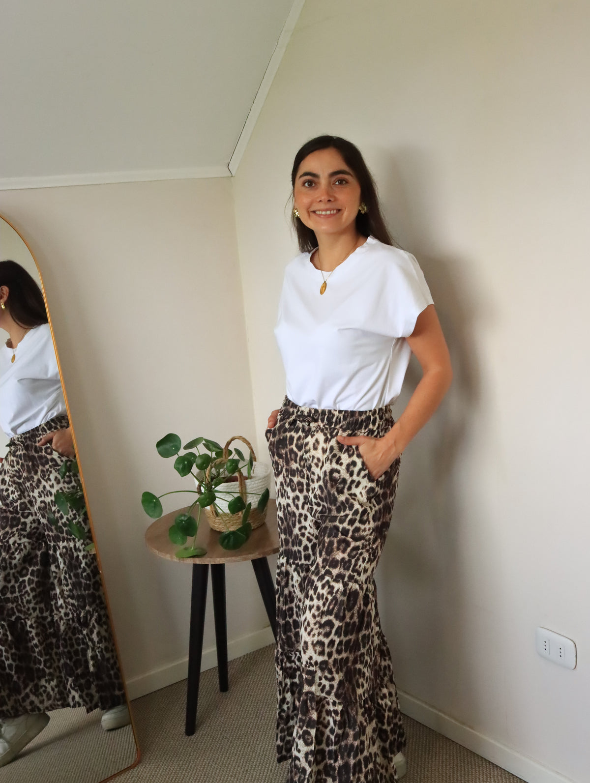 Palazzo Catalina leopardo beige, de cuerpo entero con polera blanca
