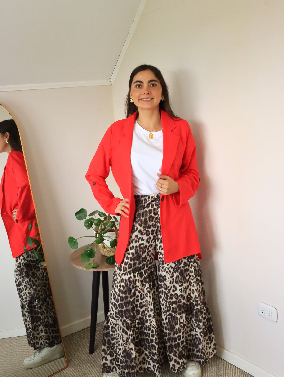 Palazzo Catalina leopardo beige con blazer rojo