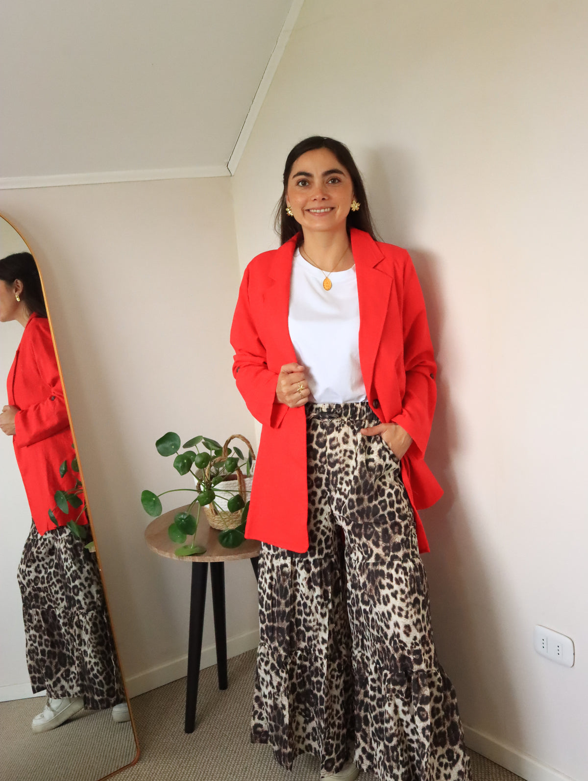 Palazzo Catalina leopardo beige con blazer rojo, vista frontal