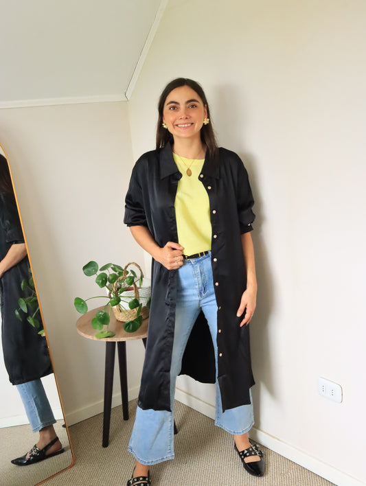 Blusón Muriel negro largo con botones, de cuerpo entero con jeans