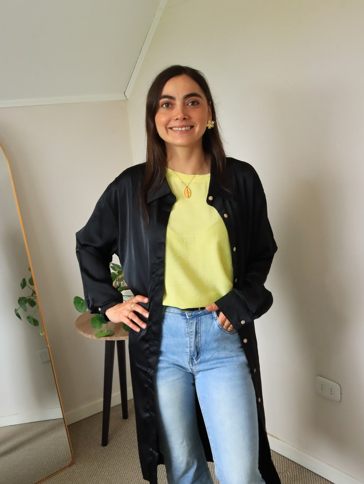 Blusón Muriel negro abierto sobre polera amarilla, vista de tres cuartos