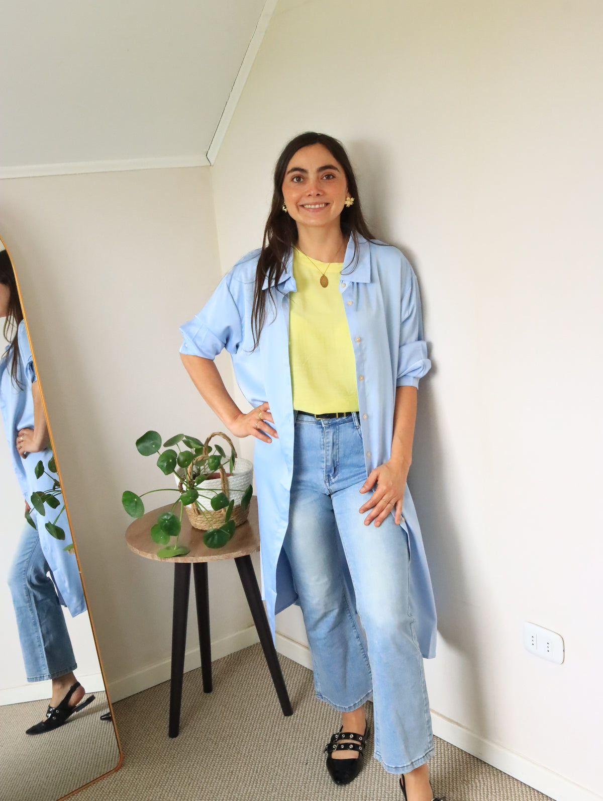 Blusón Muriel celeste largo abierto sobre polera amarilla y jeans