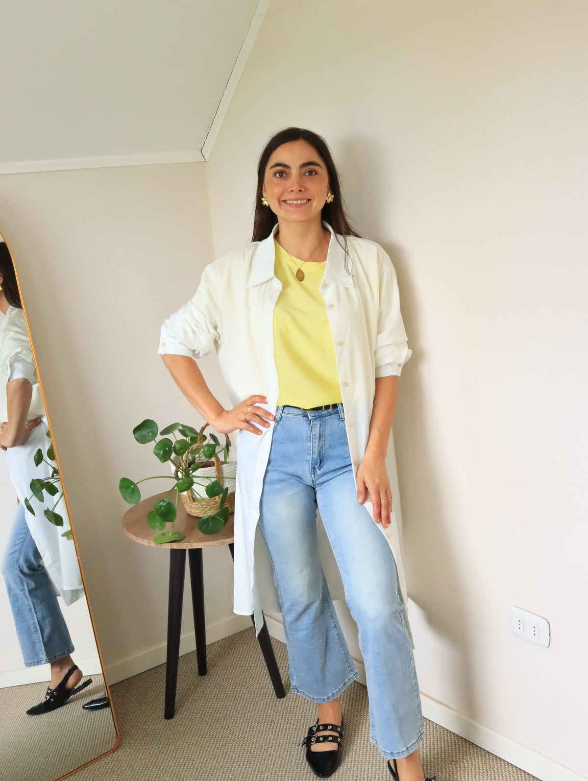 Blusón Muriel blanco largo abierto sobre polera amarilla y jeans