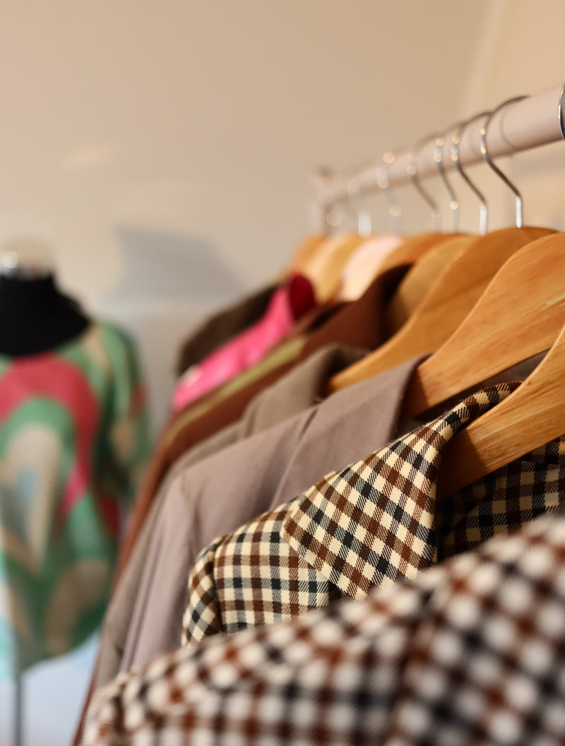 Perchero con prendas de texturas y estampados variados de la colección ASIRI La Boutique