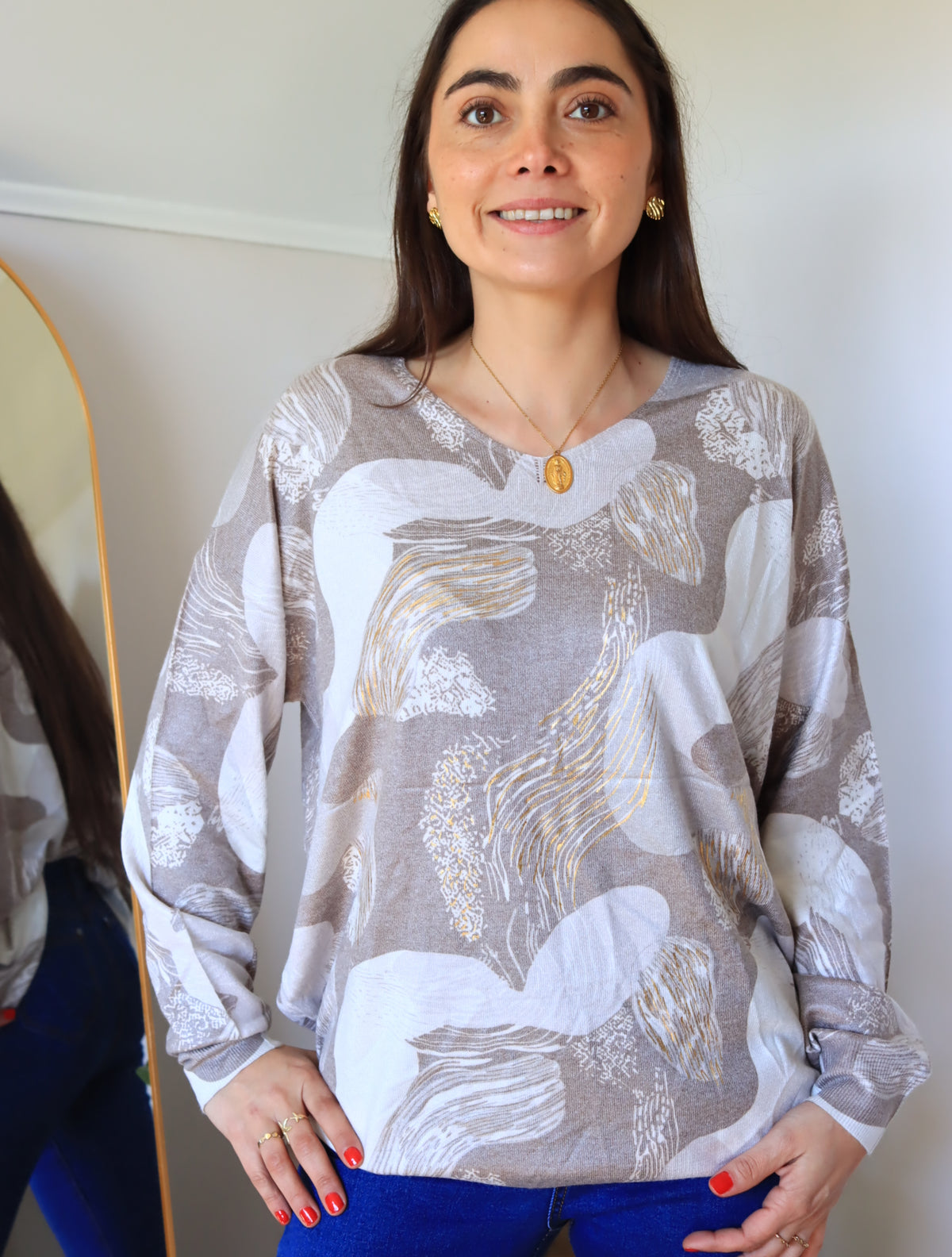 Sweater Lorena beige de manga larga sobre jeans azul