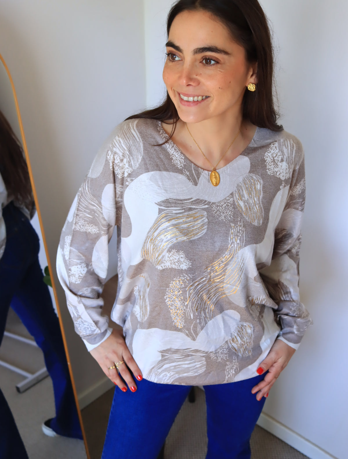 Sweater Lorena beige, vista de la caída del cuerpo