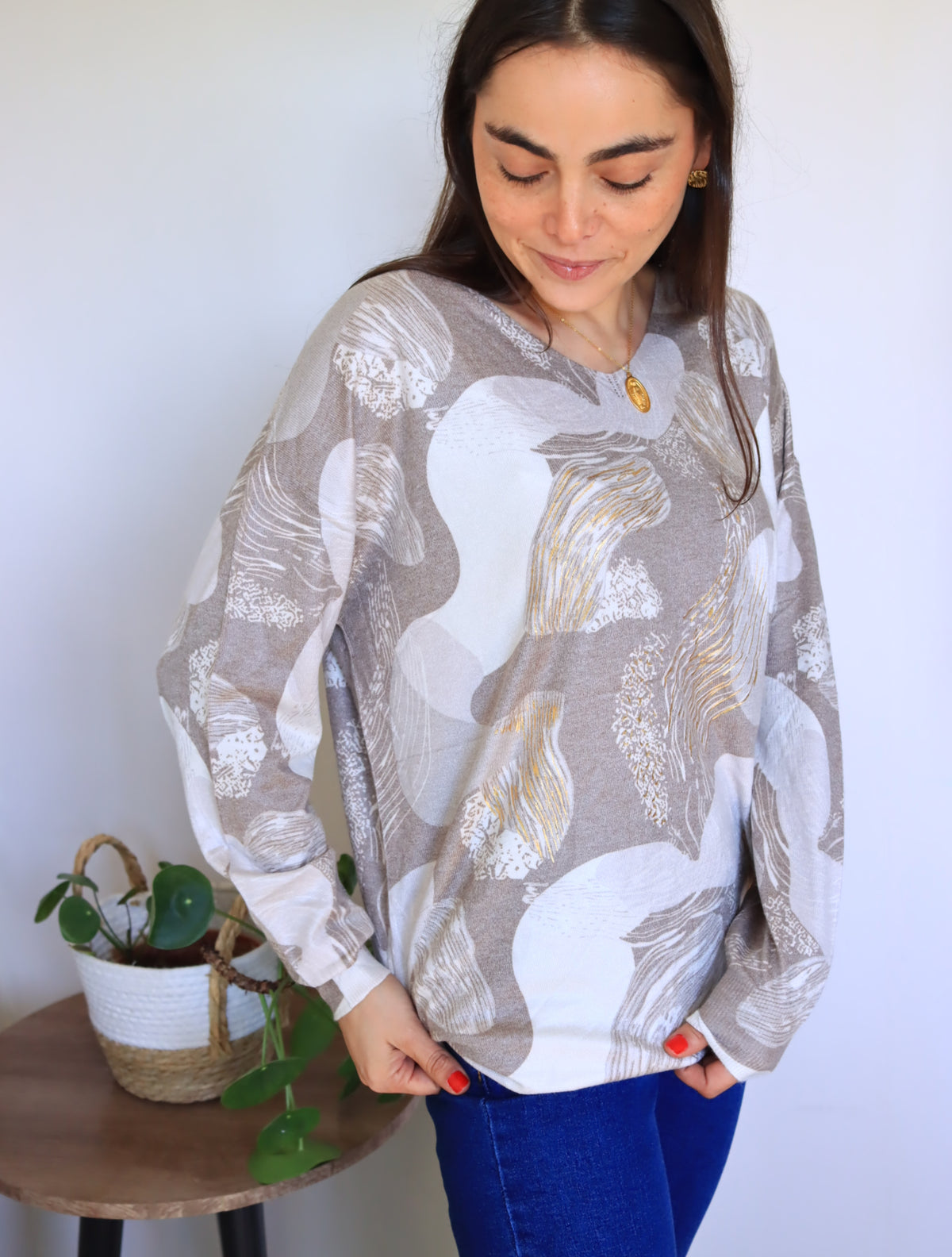 Sweater Lorena beige, detalle del estampado en tonos tierra