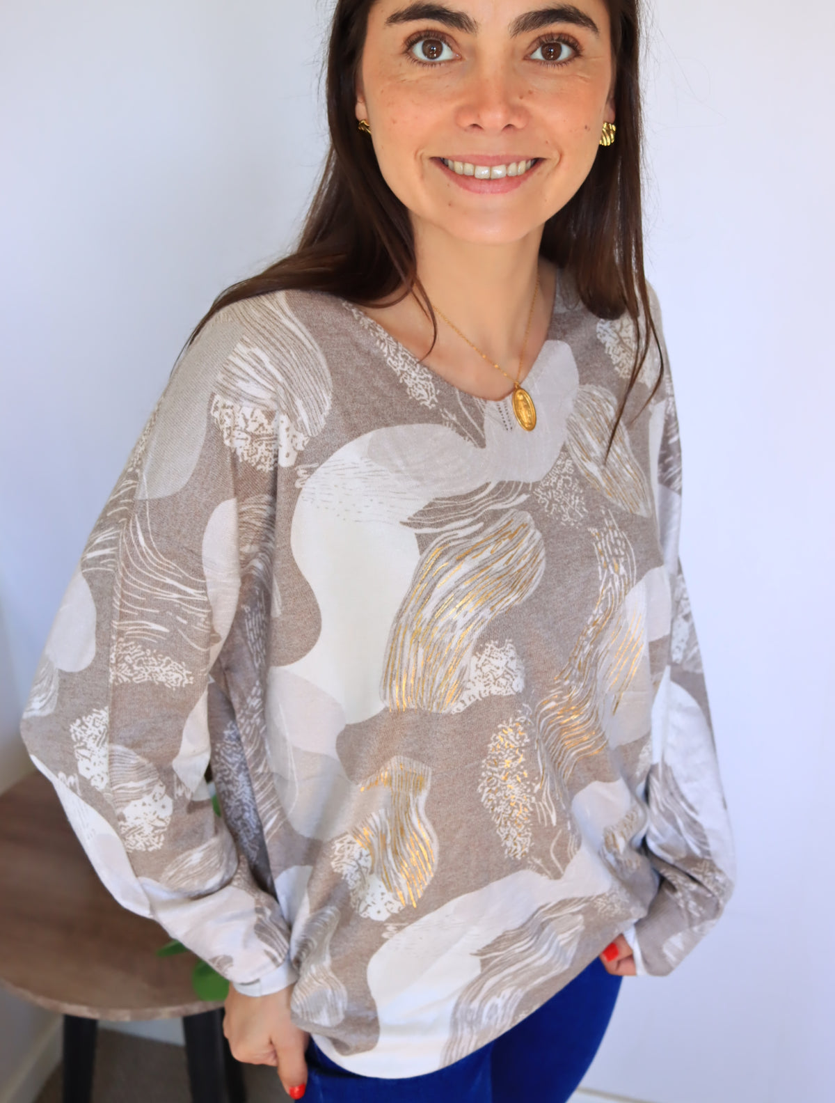 Sweater Lorena beige con cuello V y manga amplia