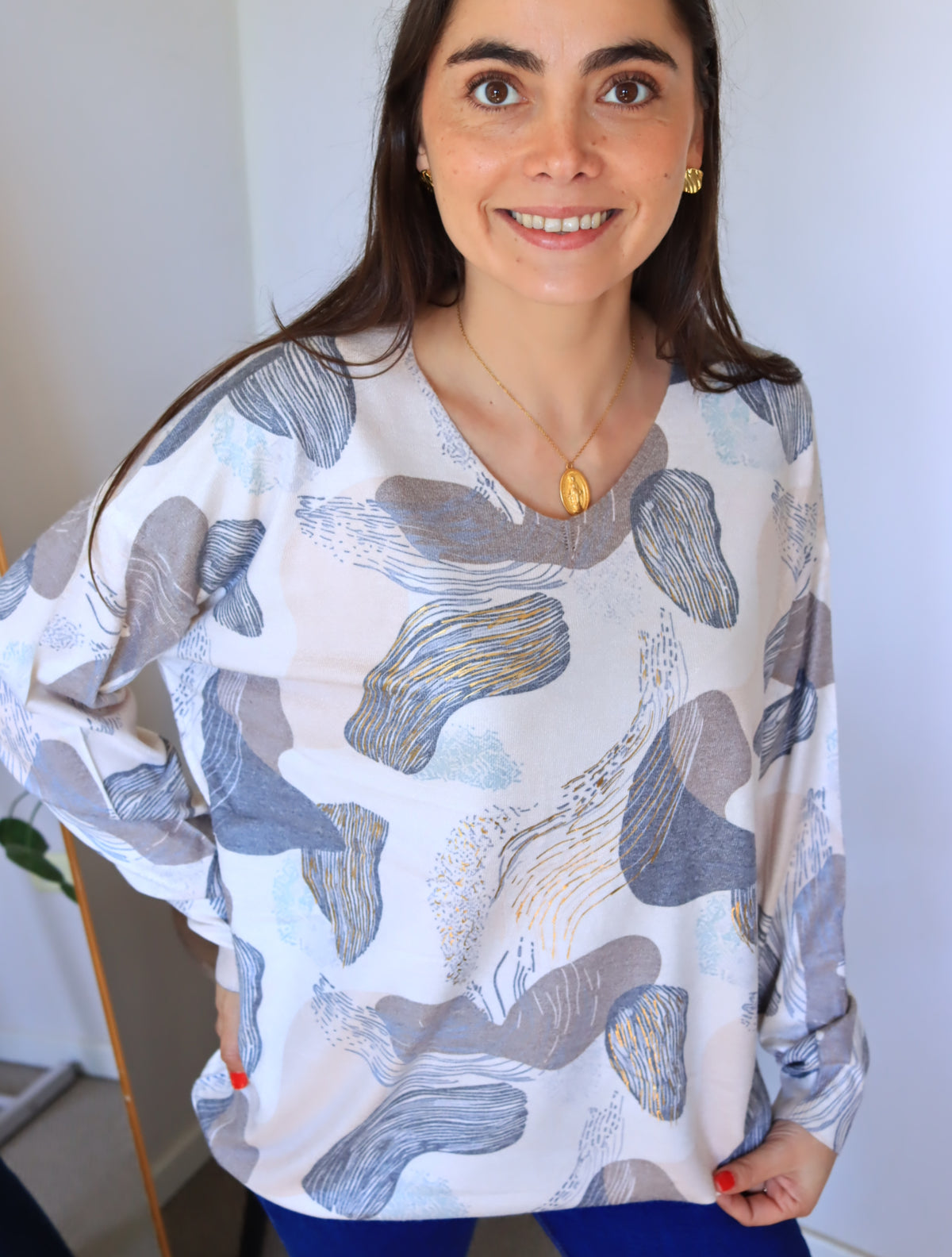 Sweater Lorena blanco con estampado gris y azul suave