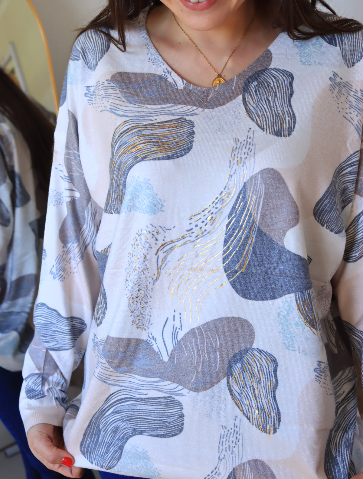 Sweater Lorena blanco, vista del estampado abstracto