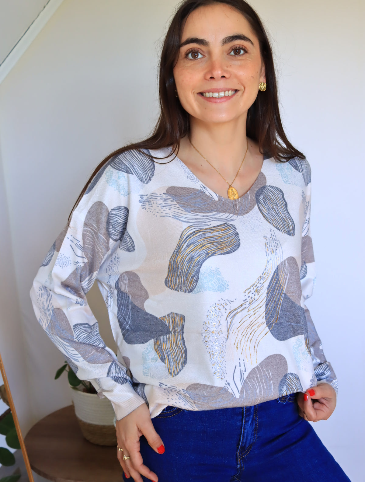 Sweater Lorena blanco de manga larga sobre jeans