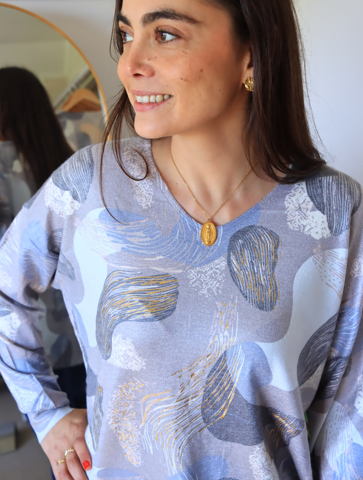 Sweater Lorena azul, vista lateral de la silueta amplia
