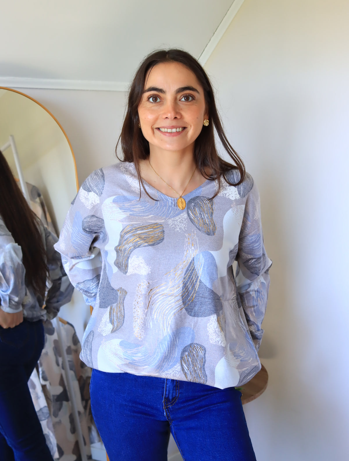 Sweater Lorena azul sobre jeans, cuerpo completo