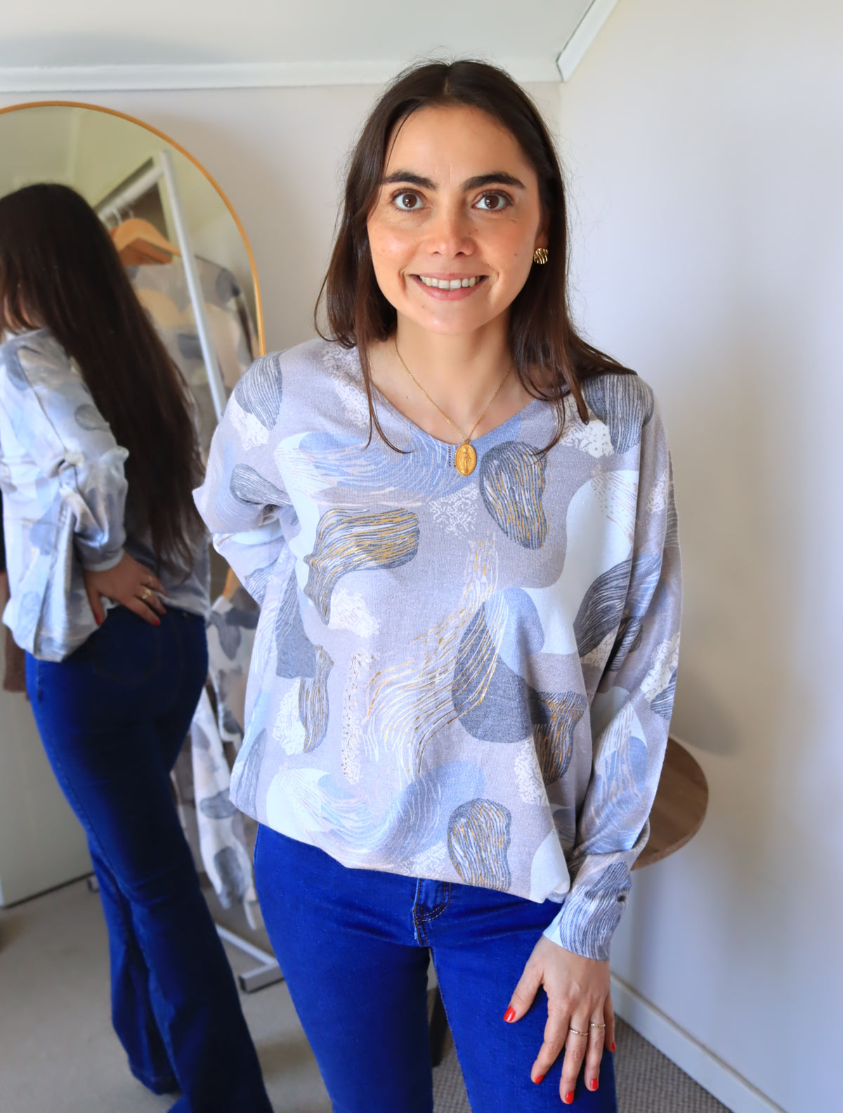 Sweater Lorena azul, detalle del estampado en tonos celeste